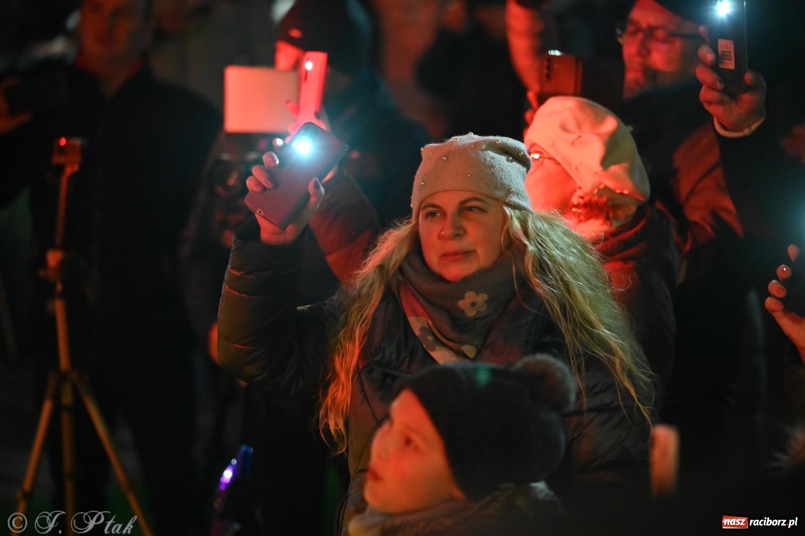 Zdjęcie w galerii na portalu naszraciborz.pl: Ho, ho, ho. Rynek w Krzanowicach w świątecznym nastroju. Jarmark przyciągnął tłumy [FOTO i WIDEO] wiadomości z regionu