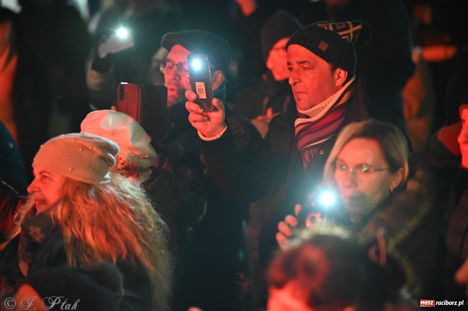 Zdjęcie w galerii na portalu naszraciborz.pl: Ho, ho, ho. Rynek w Krzanowicach w świątecznym nastroju. Jarmark przyciągnął tłumy [FOTO i WIDEO] wiadomości z regionu