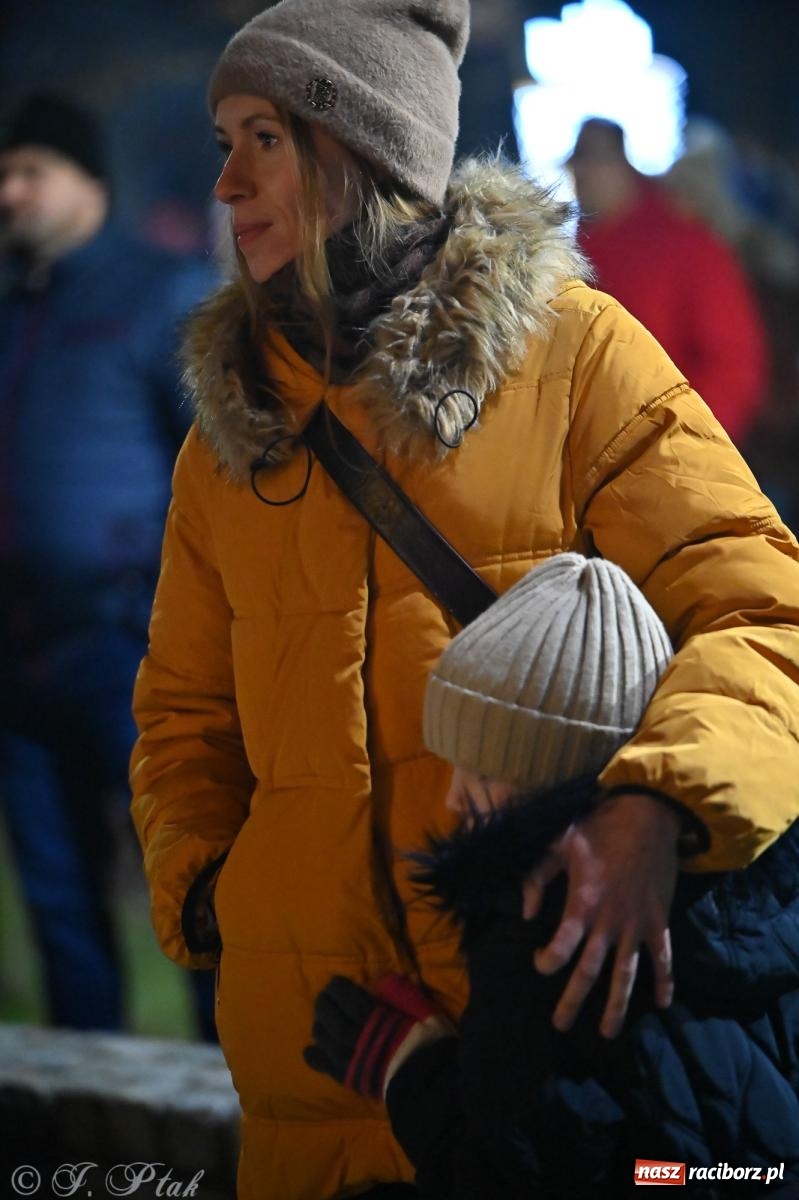 Zdjęcie w galerii na portalu naszraciborz.pl: Ho, ho, ho. Rynek w Krzanowicach w świątecznym nastroju. Jarmark przyciągnął tłumy [FOTO i WIDEO] wiadomości z regionu