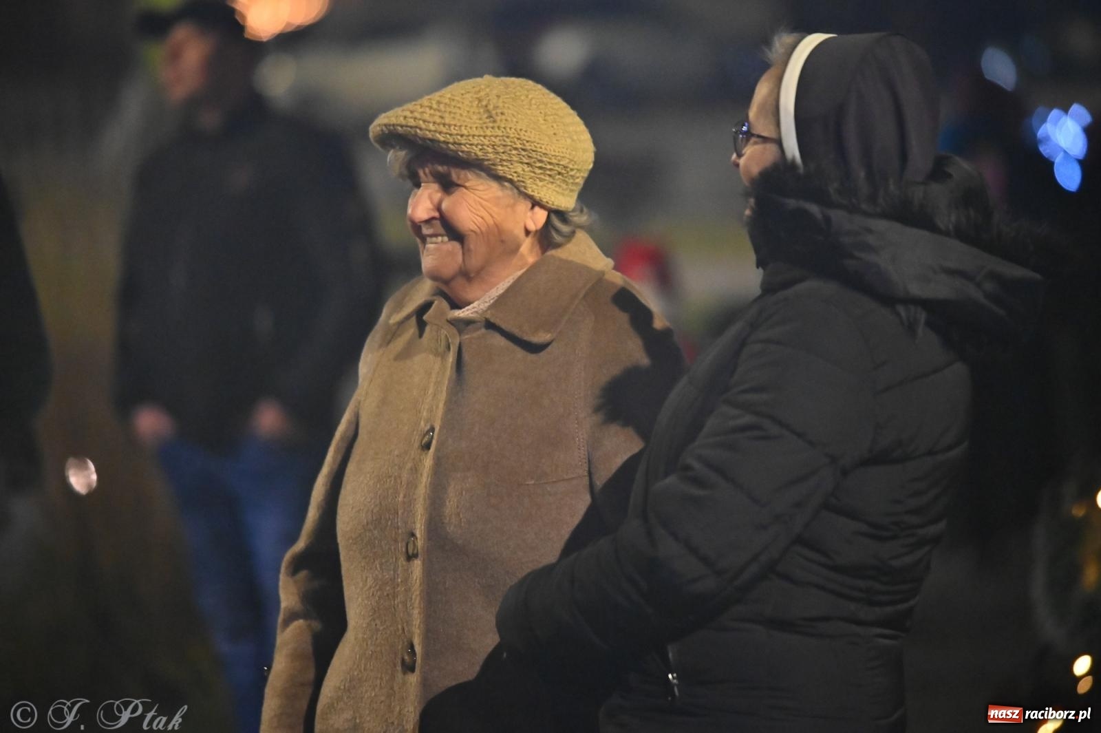 Zdjęcie w galerii na portalu naszraciborz.pl: Ho, ho, ho. Rynek w Krzanowicach w świątecznym nastroju. Jarmark przyciągnął tłumy [FOTO i WIDEO] wiadomości z regionu