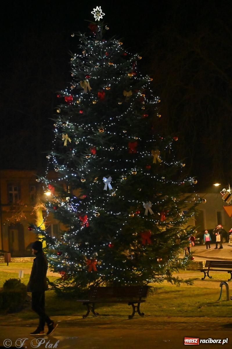 Zdjęcie w galerii na portalu naszraciborz.pl: Ho, ho, ho. Rynek w Krzanowicach w świątecznym nastroju. Jarmark przyciągnął tłumy [FOTO i WIDEO] wiadomości z regionu