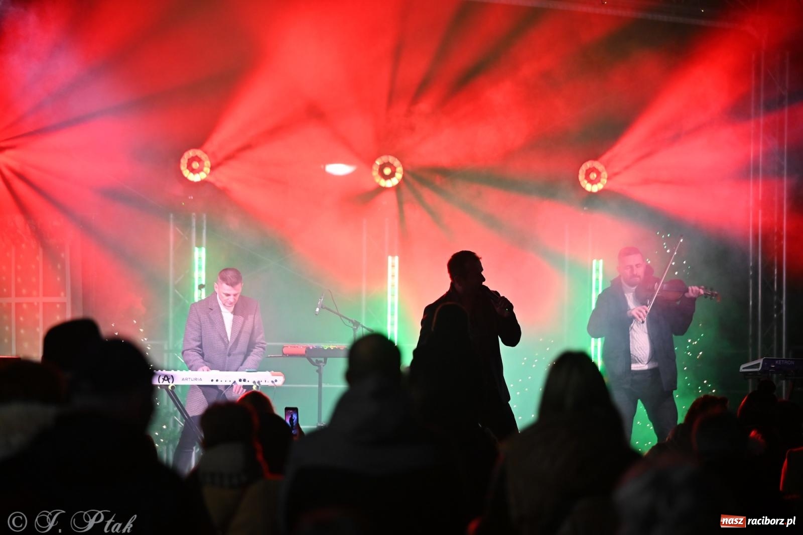 Zdjęcie w galerii na portalu naszraciborz.pl: Ho, ho, ho. Rynek w Krzanowicach w świątecznym nastroju. Jarmark przyciągnął tłumy [FOTO i WIDEO] wiadomości z regionu