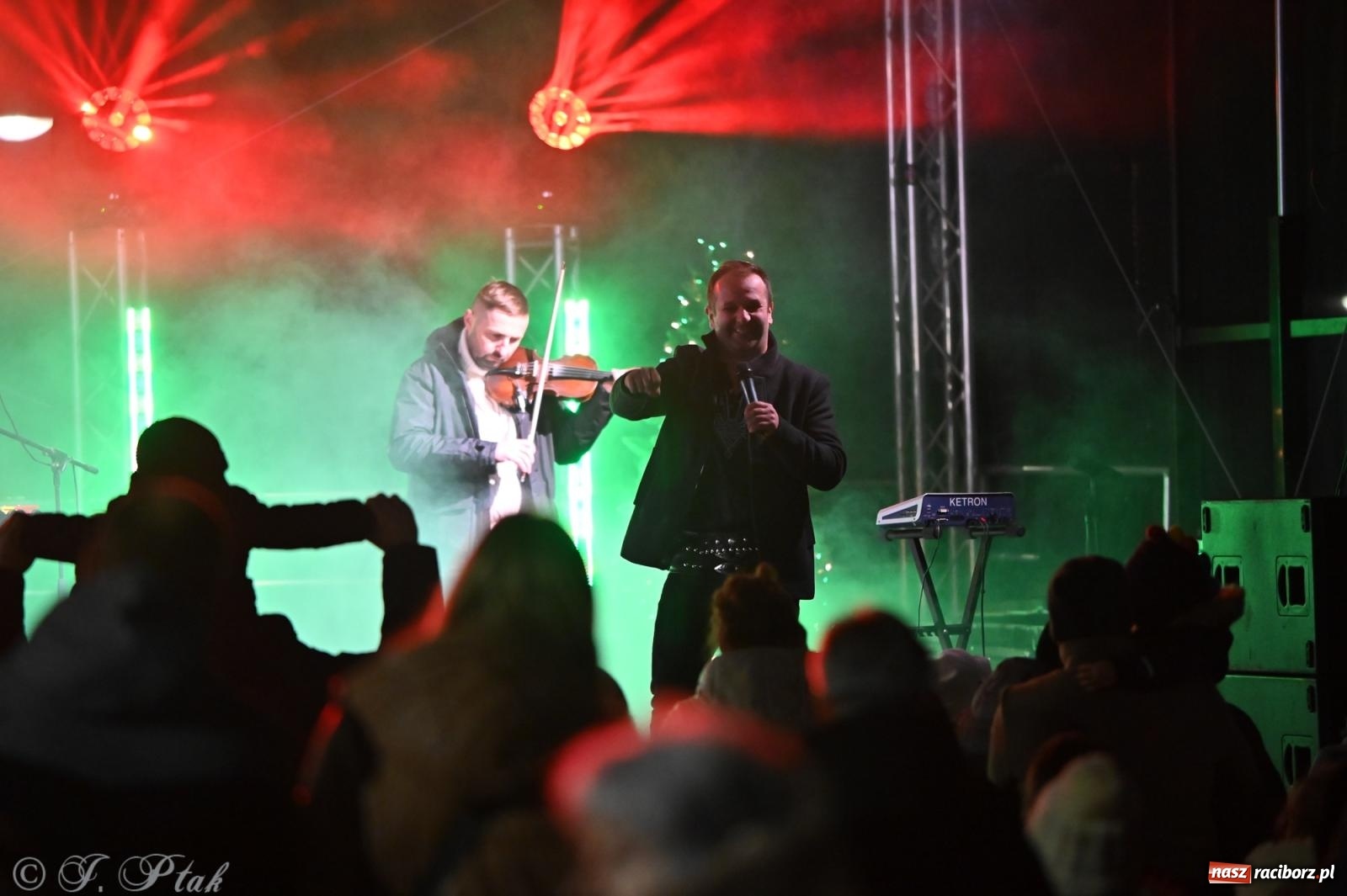 Zdjęcie w galerii na portalu naszraciborz.pl: Ho, ho, ho. Rynek w Krzanowicach w świątecznym nastroju. Jarmark przyciągnął tłumy [FOTO i WIDEO] wiadomości z regionu