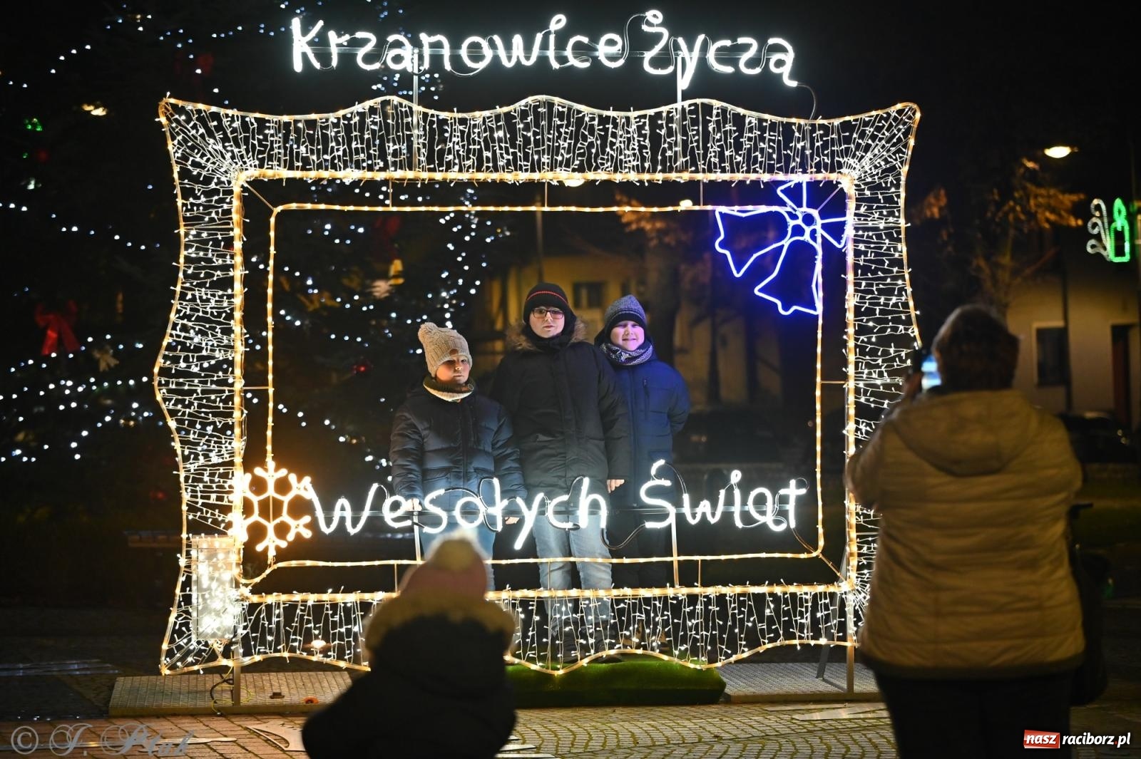 Zdjęcie w galerii na portalu naszraciborz.pl: Ho, ho, ho. Rynek w Krzanowicach w świątecznym nastroju. Jarmark przyciągnął tłumy [FOTO i WIDEO] wiadomości z regionu
