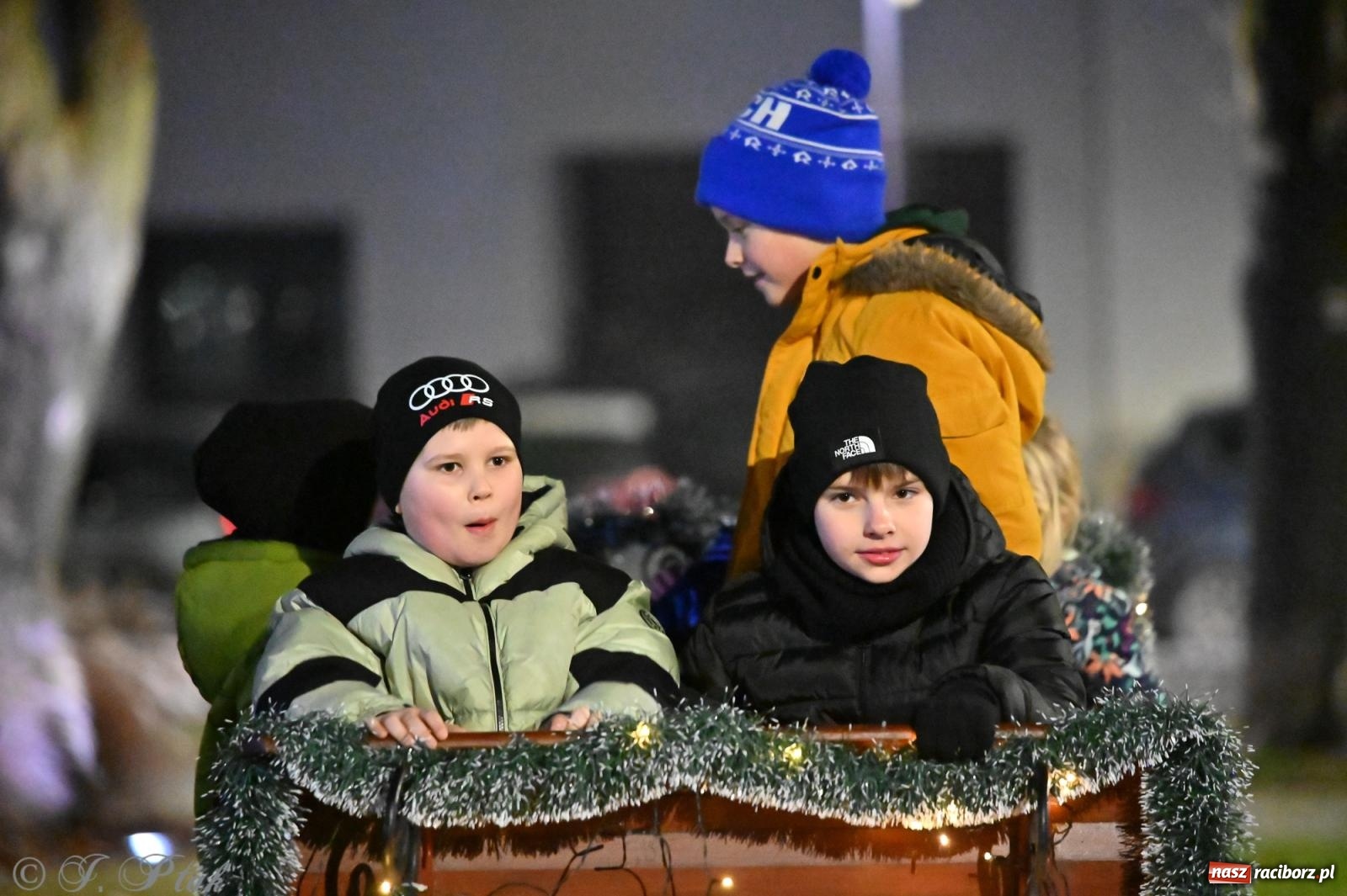 Zdjęcie w galerii na portalu naszraciborz.pl: Ho, ho, ho. Rynek w Krzanowicach w świątecznym nastroju. Jarmark przyciągnął tłumy [FOTO i WIDEO] wiadomości z regionu