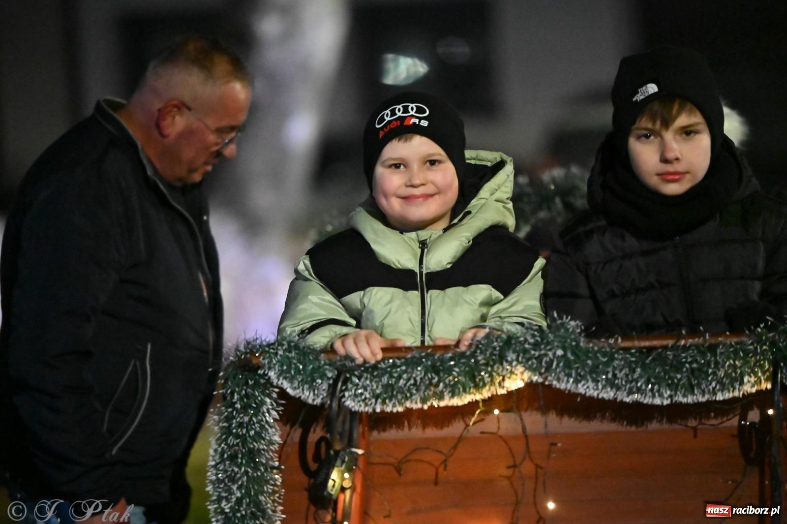 Zdjęcie w galerii na portalu naszraciborz.pl: Ho, ho, ho. Rynek w Krzanowicach w świątecznym nastroju. Jarmark przyciągnął tłumy [FOTO i WIDEO] wiadomości z regionu