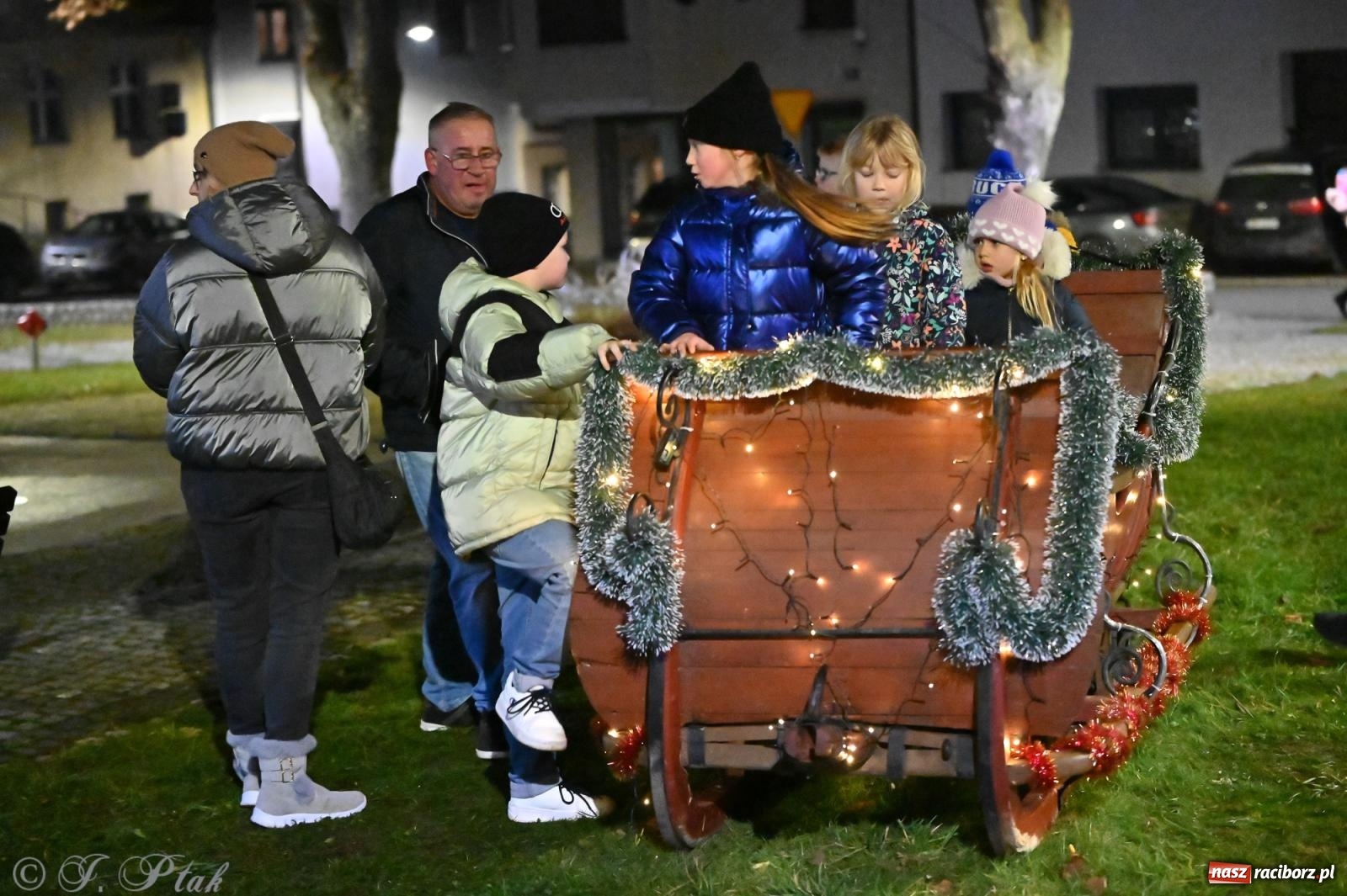 Zdjęcie w galerii na portalu naszraciborz.pl: Ho, ho, ho. Rynek w Krzanowicach w świątecznym nastroju. Jarmark przyciągnął tłumy [FOTO i WIDEO] wiadomości z regionu