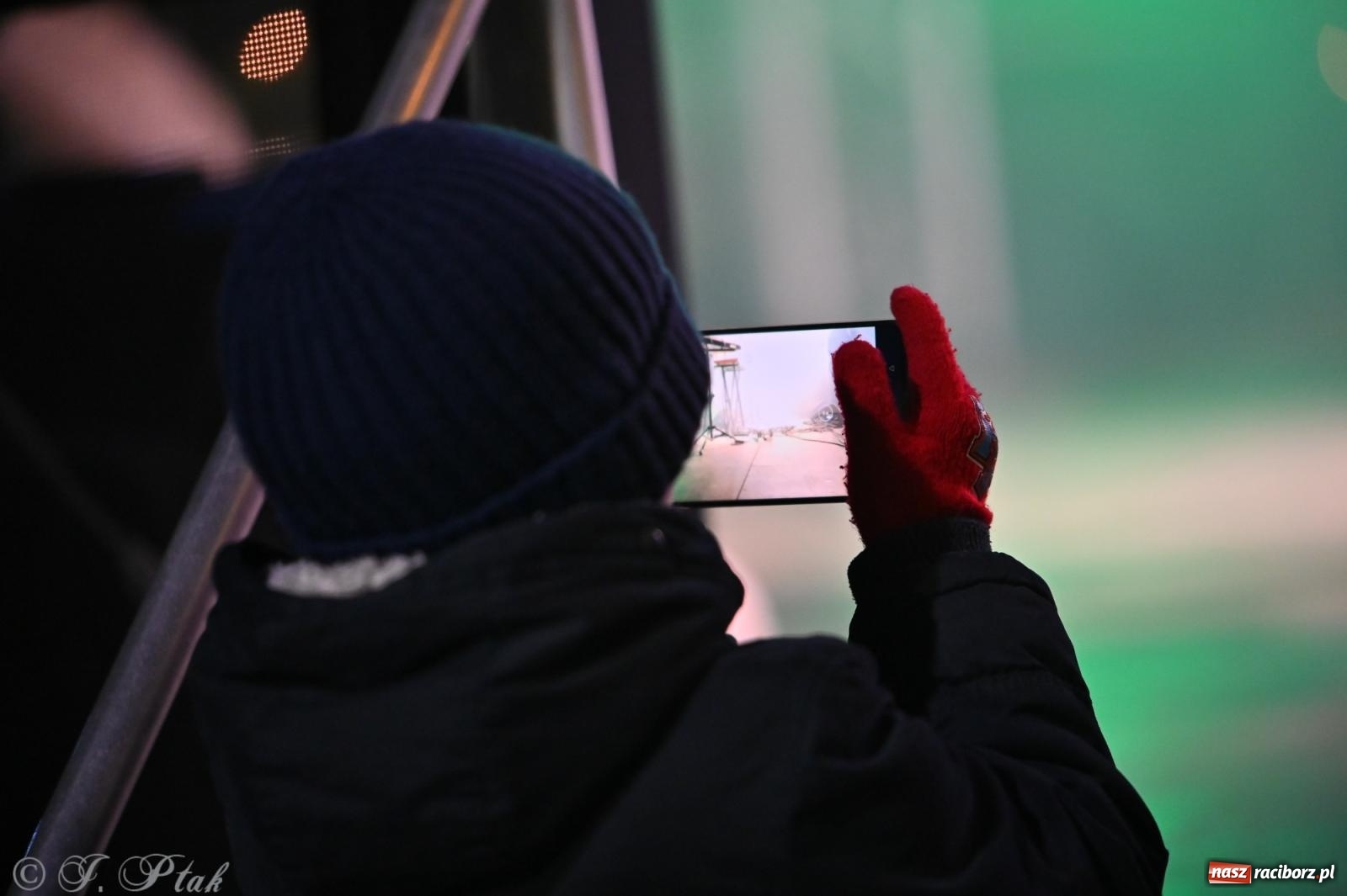Zdjęcie w galerii na portalu naszraciborz.pl: Ho, ho, ho. Rynek w Krzanowicach w świątecznym nastroju. Jarmark przyciągnął tłumy [FOTO i WIDEO] wiadomości z regionu