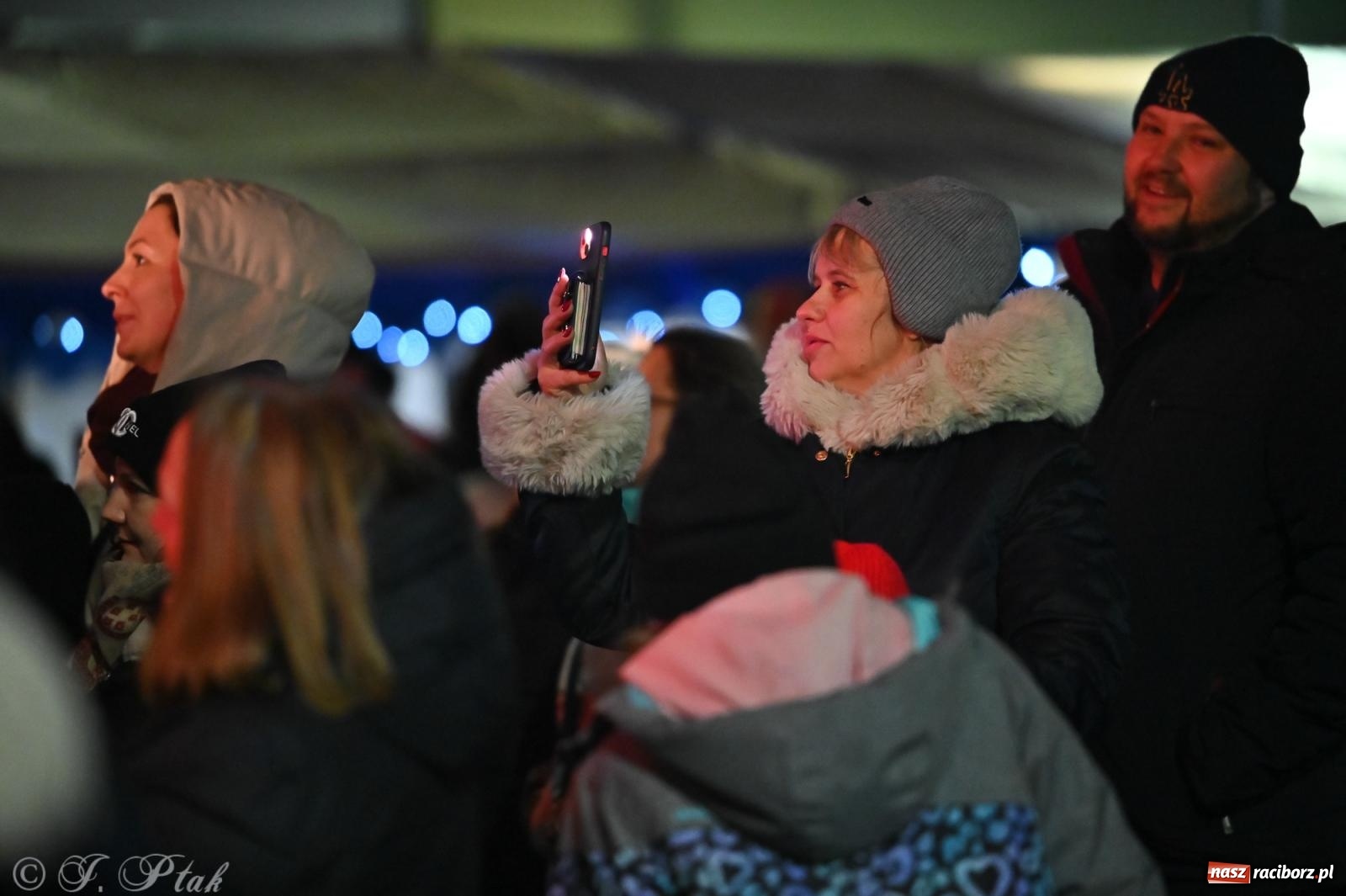 Zdjęcie w galerii na portalu naszraciborz.pl: Ho, ho, ho. Rynek w Krzanowicach w świątecznym nastroju. Jarmark przyciągnął tłumy [FOTO i WIDEO] wiadomości z regionu