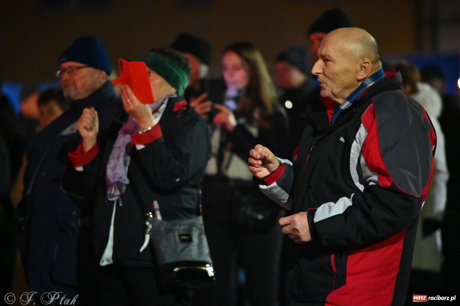 Zdjęcie w galerii na portalu naszraciborz.pl: Ho, ho, ho. Rynek w Krzanowicach w świątecznym nastroju. Jarmark przyciągnął tłumy [FOTO i WIDEO] wiadomości z regionu