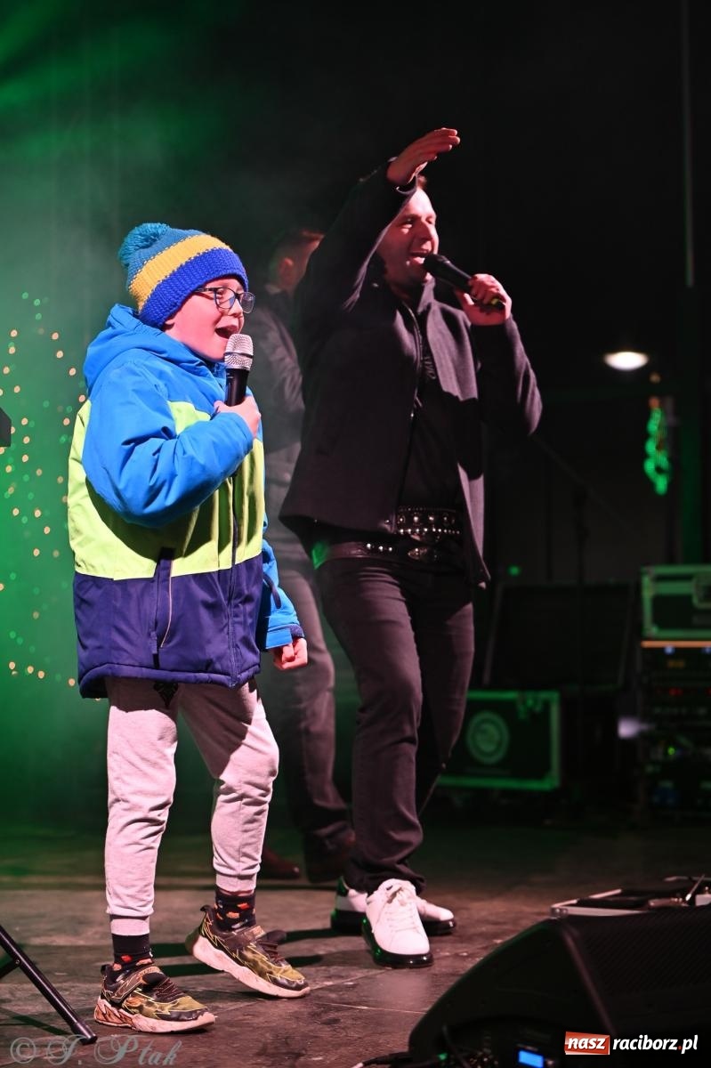 Zdjęcie w galerii na portalu naszraciborz.pl: Ho, ho, ho. Rynek w Krzanowicach w świątecznym nastroju. Jarmark przyciągnął tłumy [FOTO i WIDEO] wiadomości z regionu