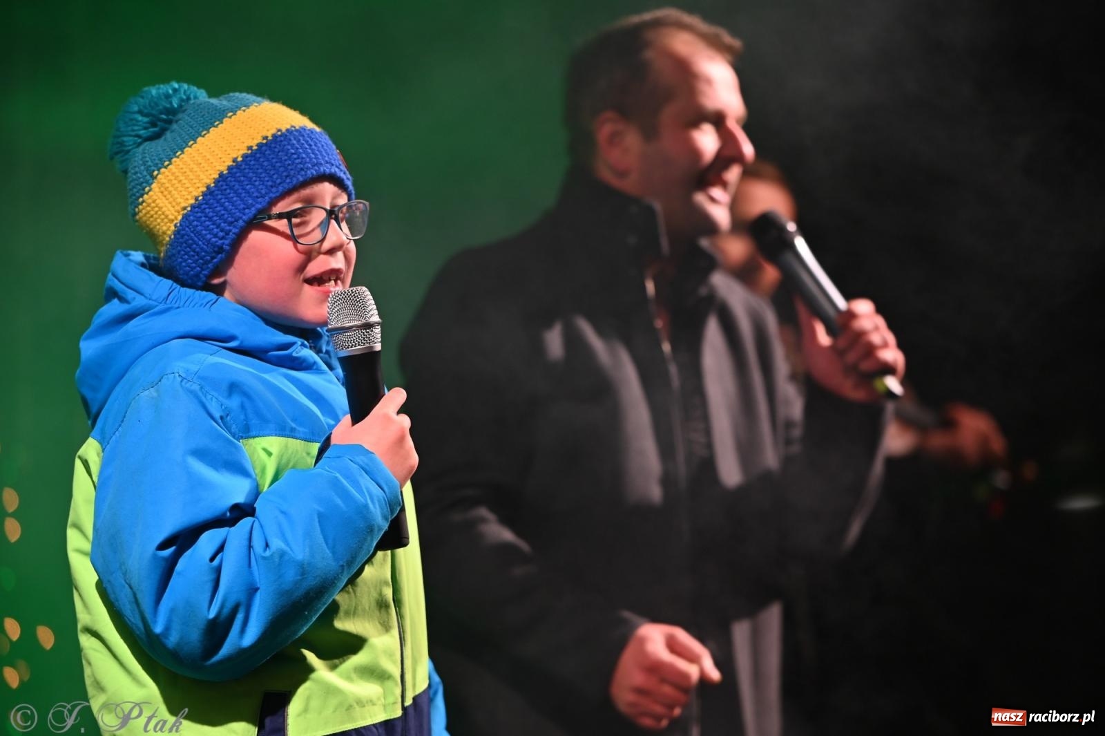 Zdjęcie w galerii na portalu naszraciborz.pl: Ho, ho, ho. Rynek w Krzanowicach w świątecznym nastroju. Jarmark przyciągnął tłumy [FOTO i WIDEO] wiadomości z regionu