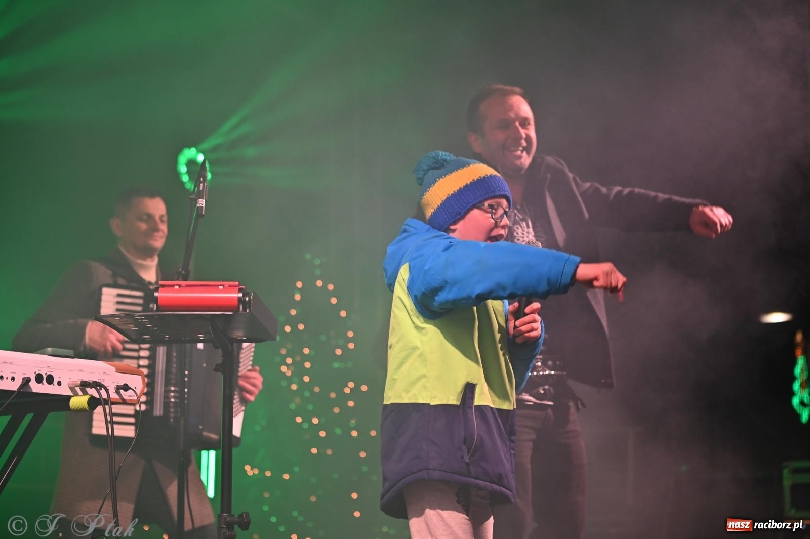 Zdjęcie w galerii na portalu naszraciborz.pl: Ho, ho, ho. Rynek w Krzanowicach w świątecznym nastroju. Jarmark przyciągnął tłumy [FOTO i WIDEO] wiadomości z regionu