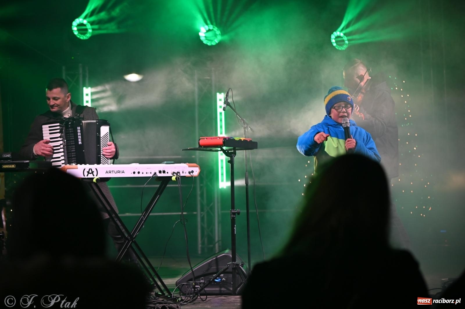 Zdjęcie w galerii na portalu naszraciborz.pl: Ho, ho, ho. Rynek w Krzanowicach w świątecznym nastroju. Jarmark przyciągnął tłumy [FOTO i WIDEO] wiadomości z regionu