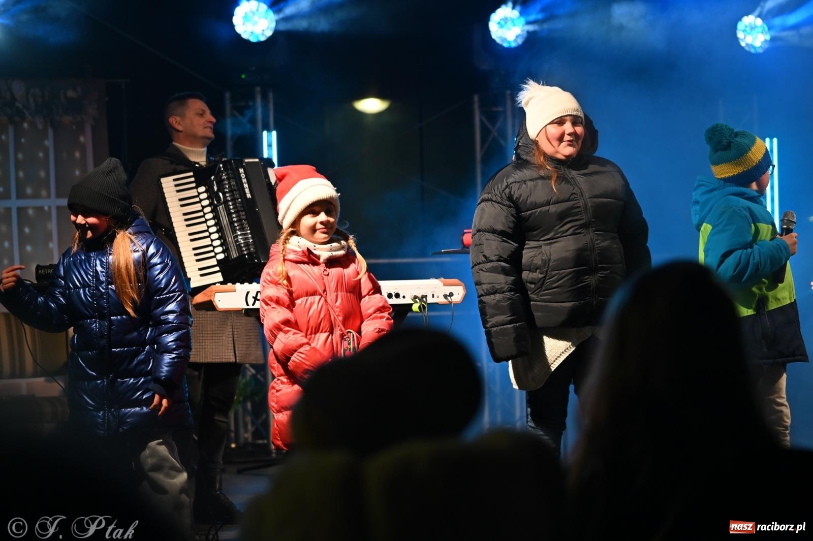Zdjęcie w galerii na portalu naszraciborz.pl: Ho, ho, ho. Rynek w Krzanowicach w świątecznym nastroju. Jarmark przyciągnął tłumy [FOTO i WIDEO] wiadomości z regionu