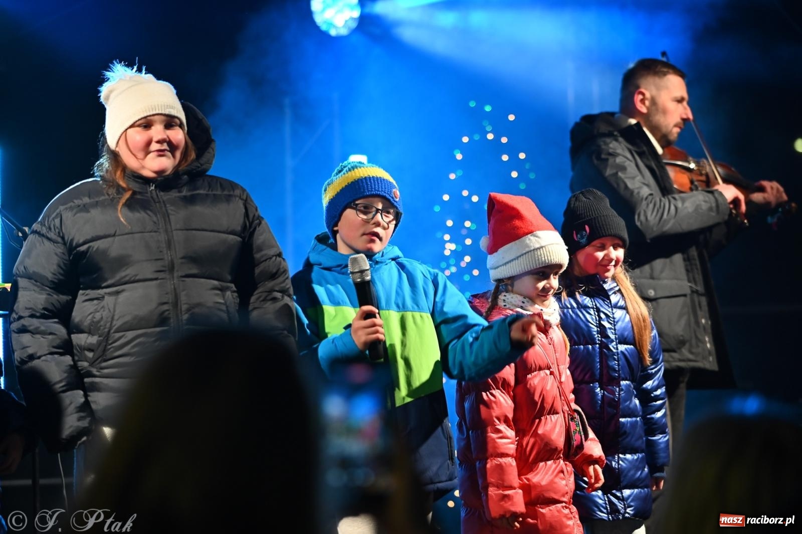 Zdjęcie w galerii na portalu naszraciborz.pl: Ho, ho, ho. Rynek w Krzanowicach w świątecznym nastroju. Jarmark przyciągnął tłumy [FOTO i WIDEO] wiadomości z regionu