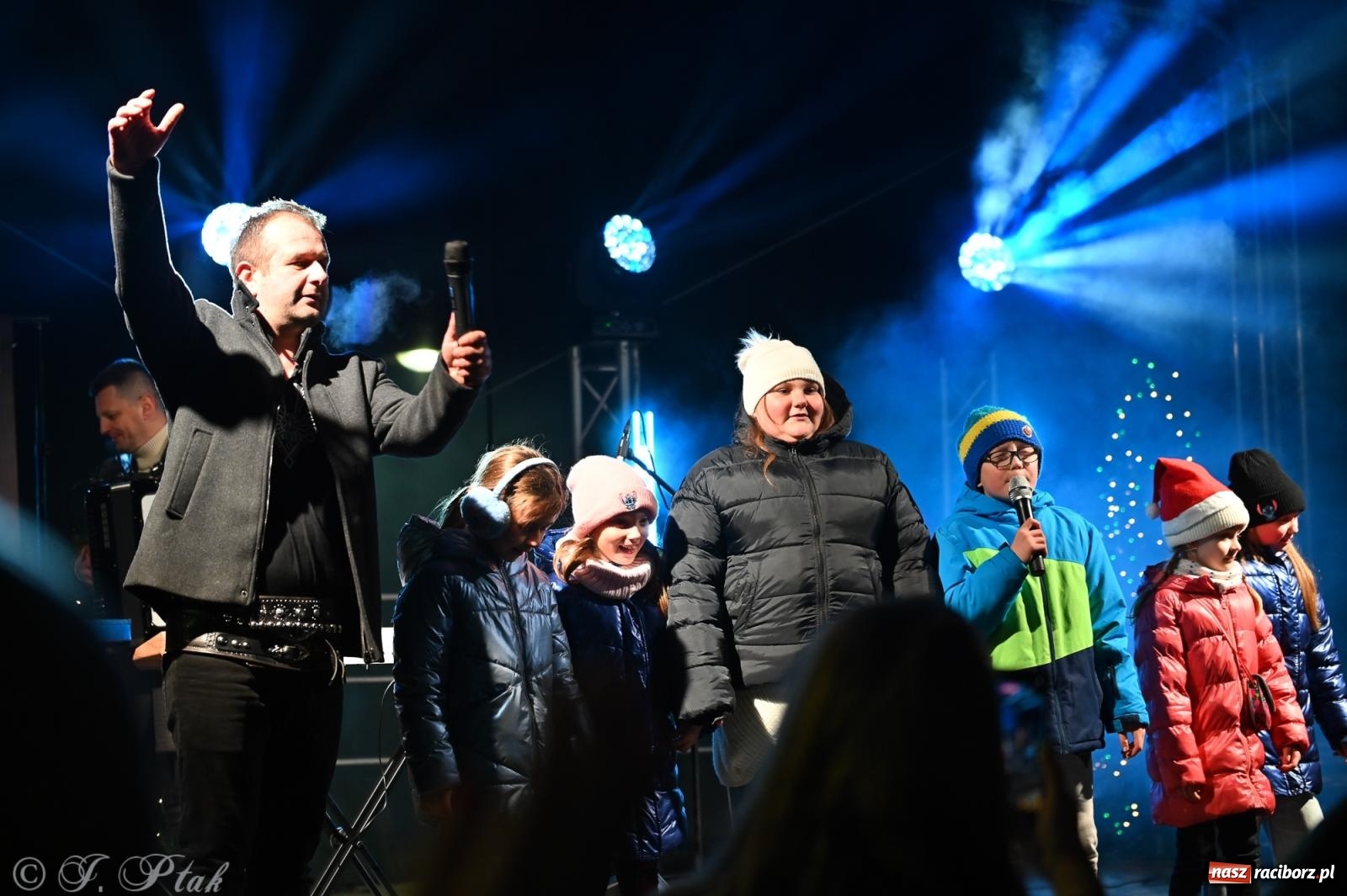 Zdjęcie w galerii na portalu naszraciborz.pl: Ho, ho, ho. Rynek w Krzanowicach w świątecznym nastroju. Jarmark przyciągnął tłumy [FOTO i WIDEO] wiadomości z regionu
