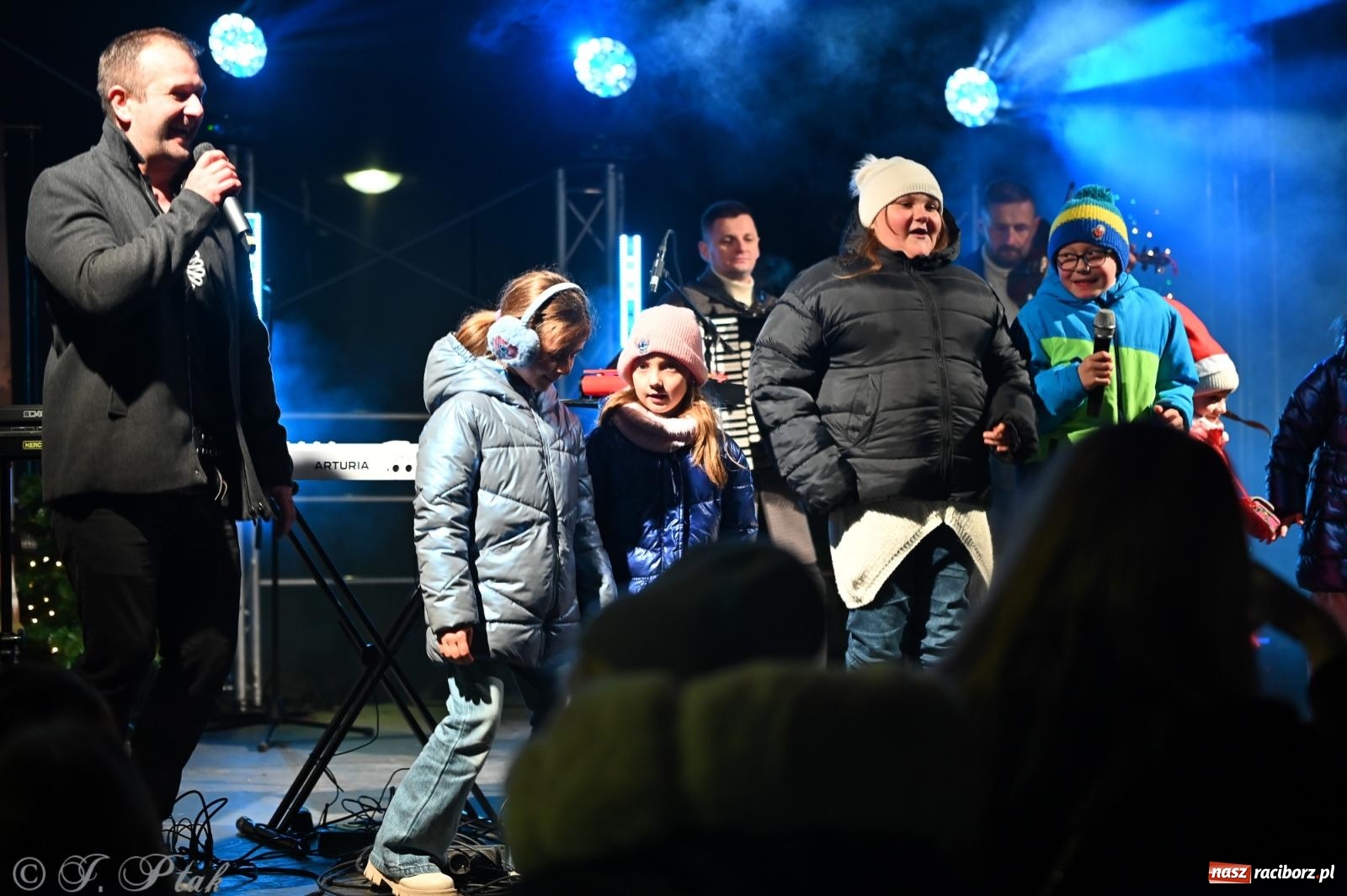 Zdjęcie w galerii na portalu naszraciborz.pl: Ho, ho, ho. Rynek w Krzanowicach w świątecznym nastroju. Jarmark przyciągnął tłumy [FOTO i WIDEO] wiadomości z regionu