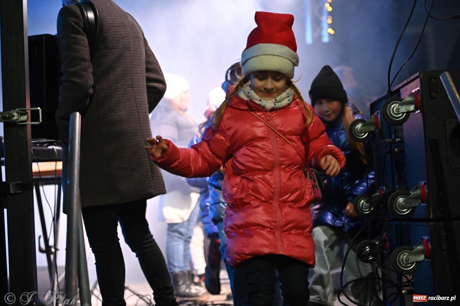 Zdjęcie w galerii na portalu naszraciborz.pl: Ho, ho, ho. Rynek w Krzanowicach w świątecznym nastroju. Jarmark przyciągnął tłumy [FOTO i WIDEO] wiadomości z regionu