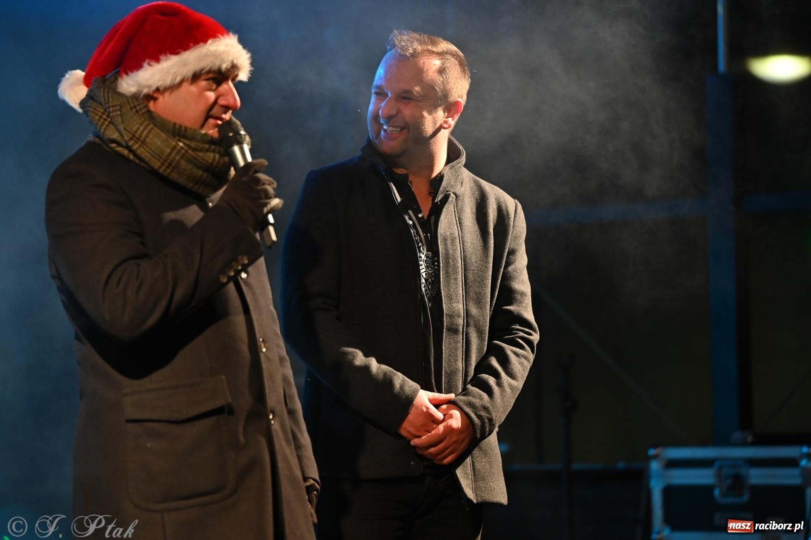Zdjęcie w galerii na portalu naszraciborz.pl: Ho, ho, ho. Rynek w Krzanowicach w świątecznym nastroju. Jarmark przyciągnął tłumy [FOTO i WIDEO] wiadomości z regionu