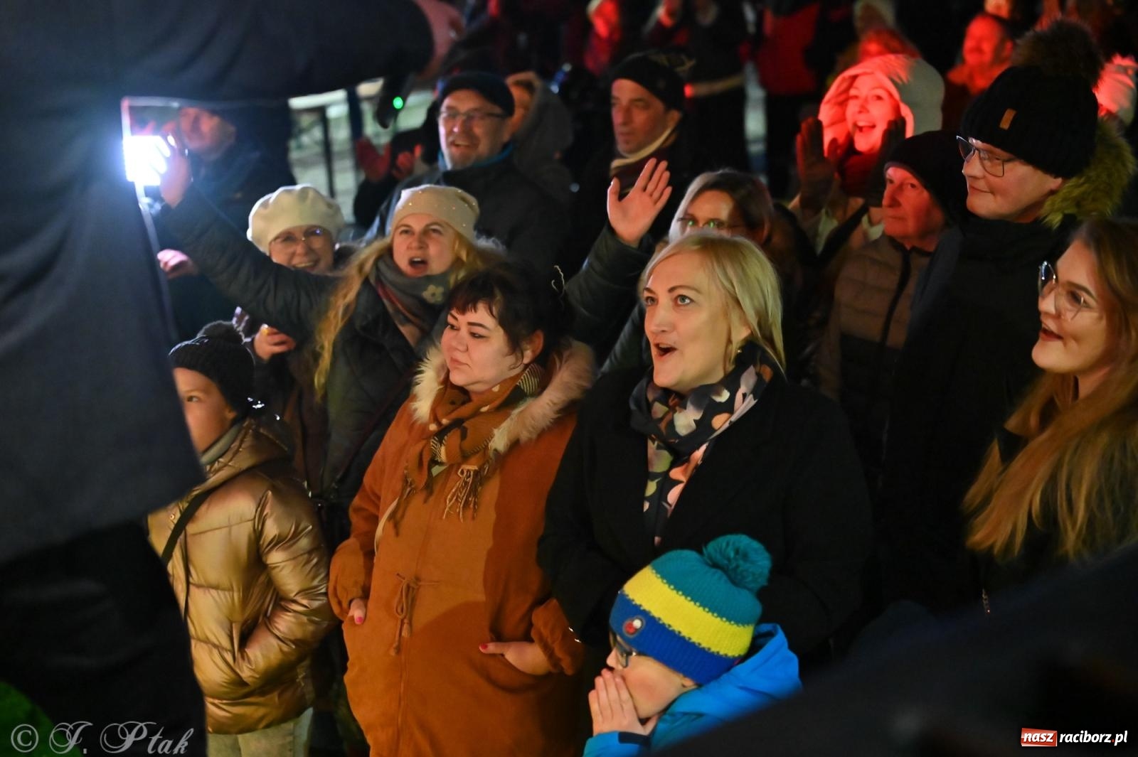 Zdjęcie w galerii na portalu naszraciborz.pl: Ho, ho, ho. Rynek w Krzanowicach w świątecznym nastroju. Jarmark przyciągnął tłumy [FOTO i WIDEO] wiadomości z regionu