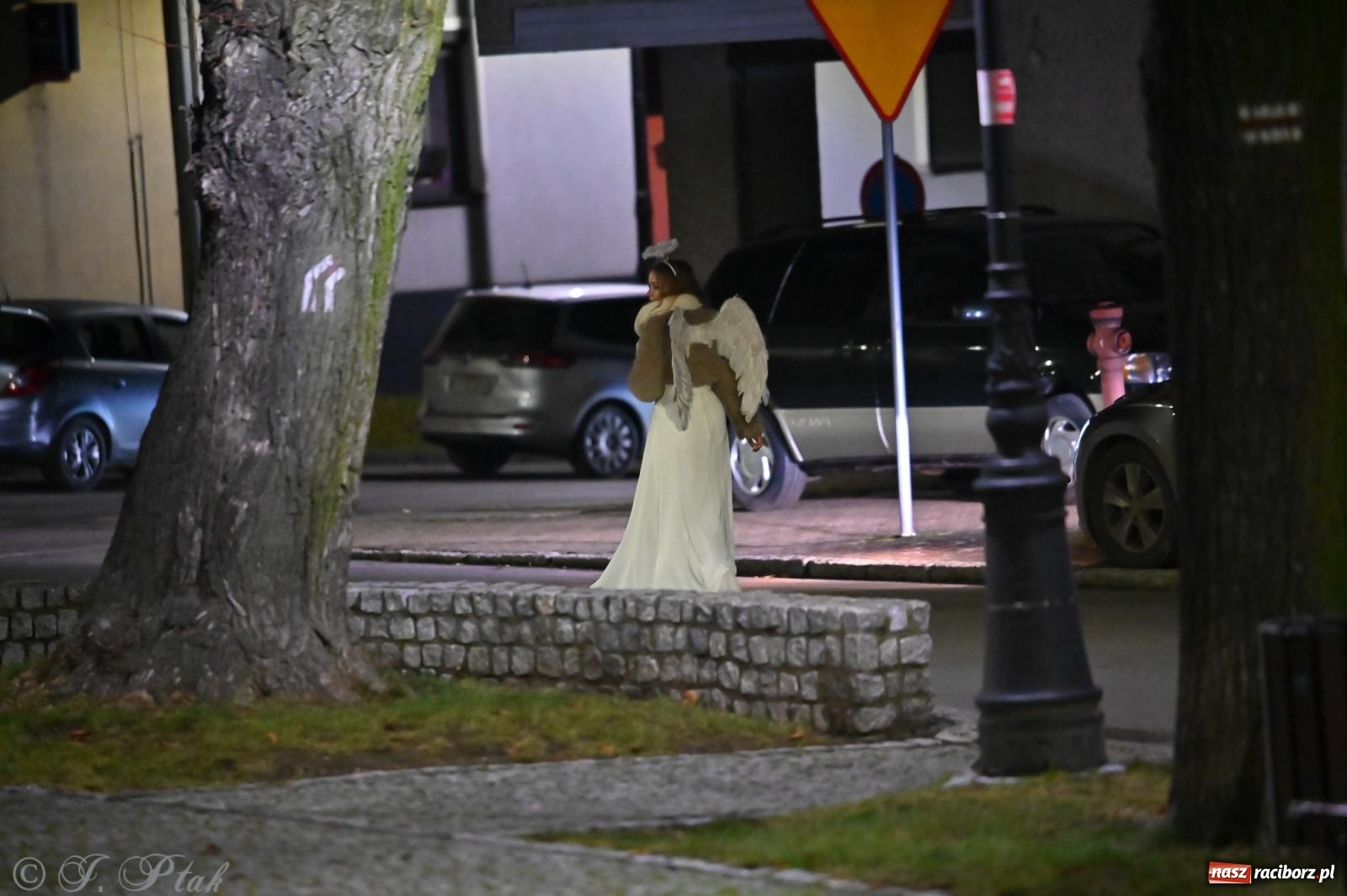 Zdjęcie w galerii na portalu naszraciborz.pl: Ho, ho, ho. Rynek w Krzanowicach w świątecznym nastroju. Jarmark przyciągnął tłumy [FOTO i WIDEO] wiadomości z regionu