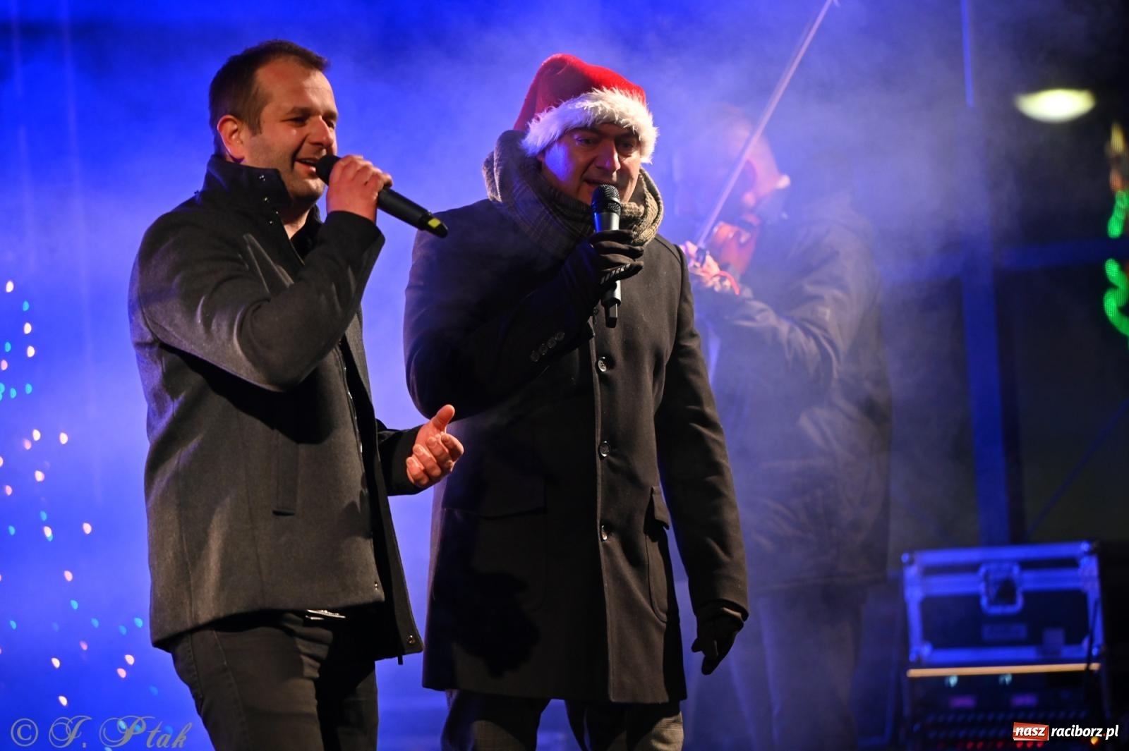 Zdjęcie w galerii na portalu naszraciborz.pl: Ho, ho, ho. Rynek w Krzanowicach w świątecznym nastroju. Jarmark przyciągnął tłumy [FOTO i WIDEO] wiadomości z regionu