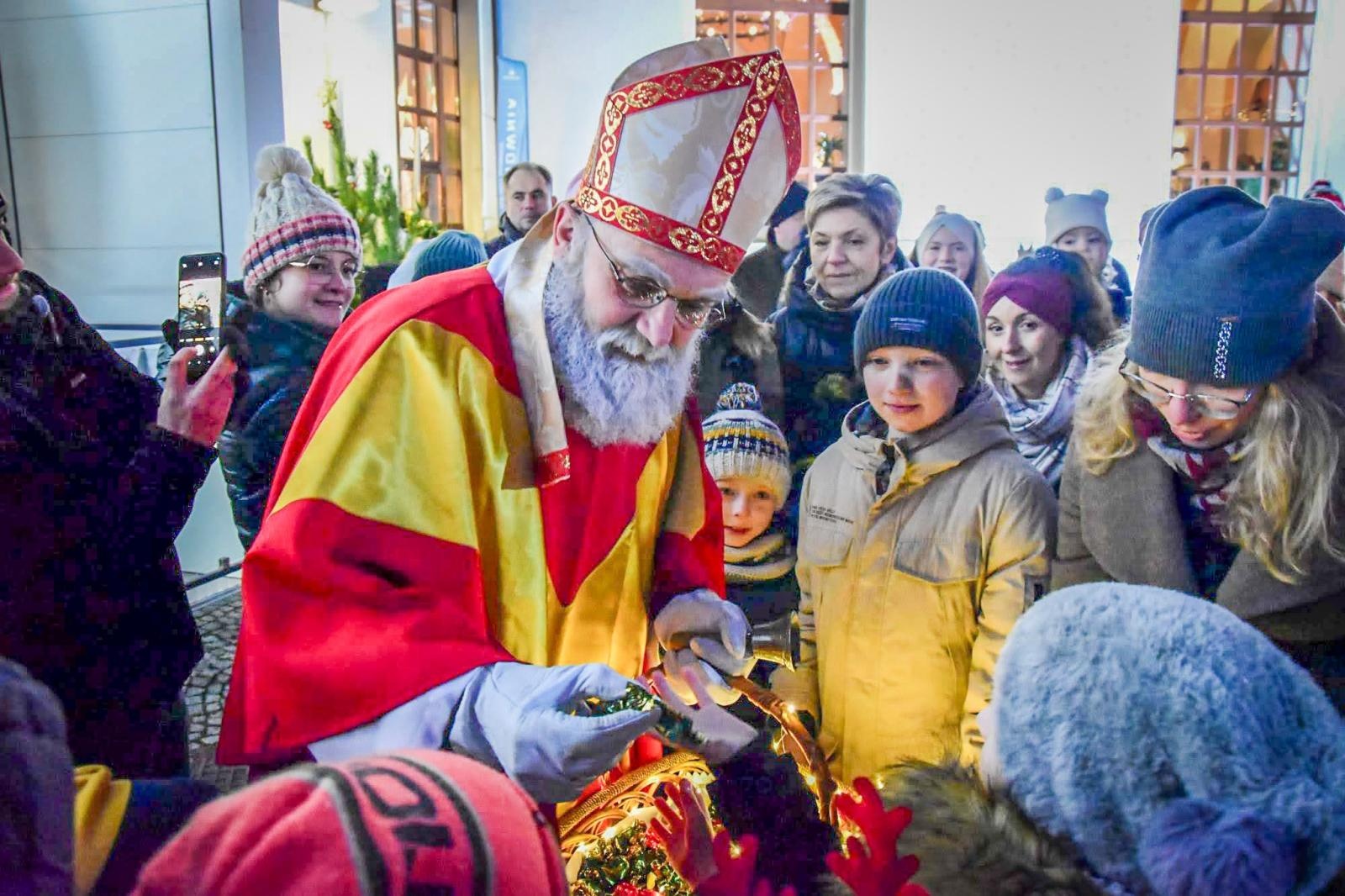 Zdjęcie w galerii na portalu naszraciborz.pl: Prawdziwe oblężenie Zamku Piastowskiego. Bajkowy Zamek 2025 zakończony z rozmachem [FOTO i WIDEO] wiadomości z regionu