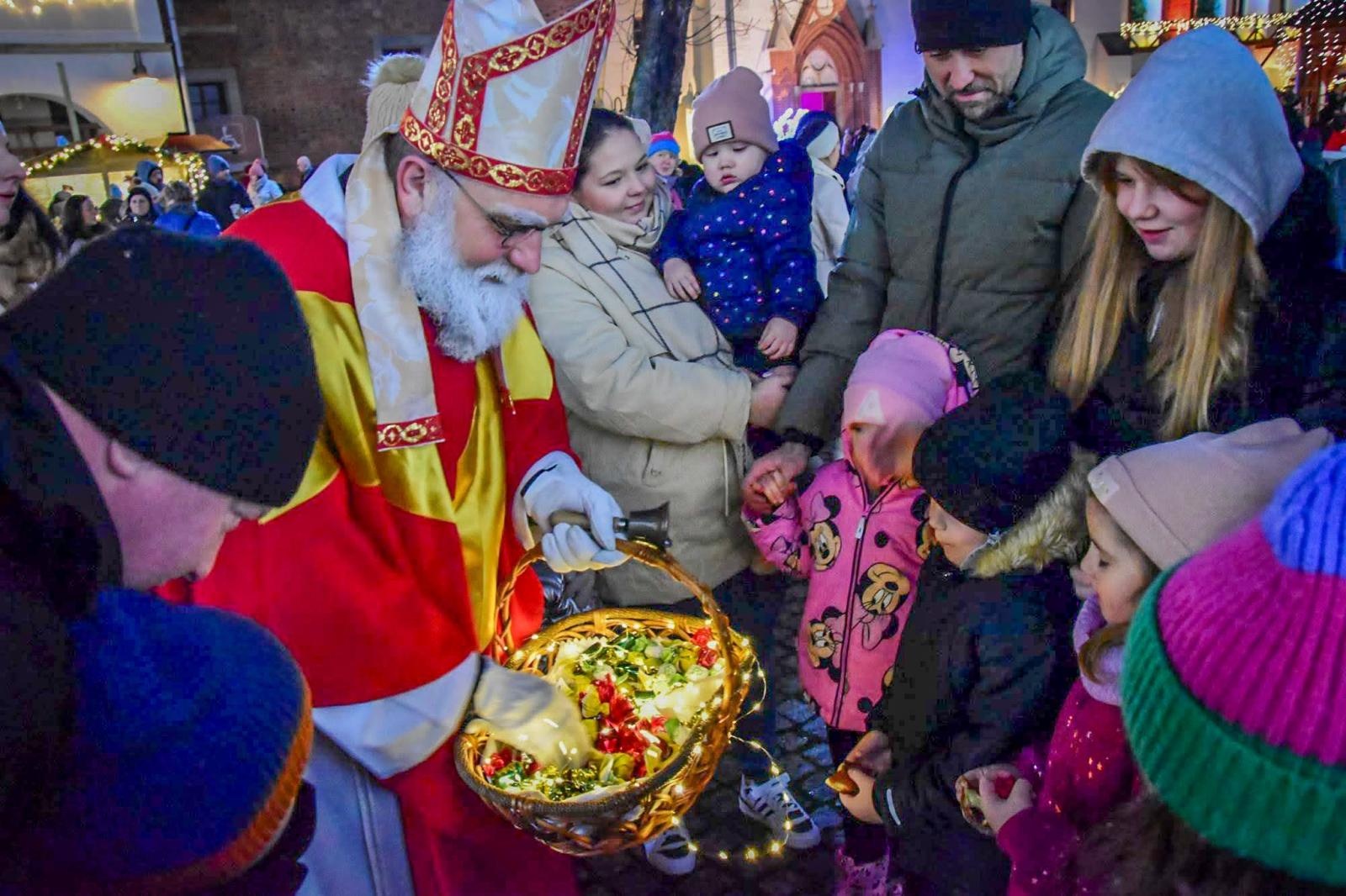 Zdjęcie w galerii na portalu naszraciborz.pl: Prawdziwe oblężenie Zamku Piastowskiego. Bajkowy Zamek 2025 zakończony z rozmachem [FOTO i WIDEO] wiadomości z regionu