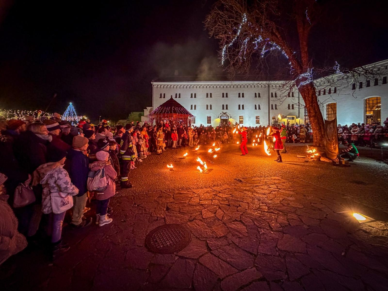 Zdjęcie w galerii na portalu naszraciborz.pl: Prawdziwe oblężenie Zamku Piastowskiego. Bajkowy Zamek 2025 zakończony z rozmachem [FOTO i WIDEO] wiadomości z regionu