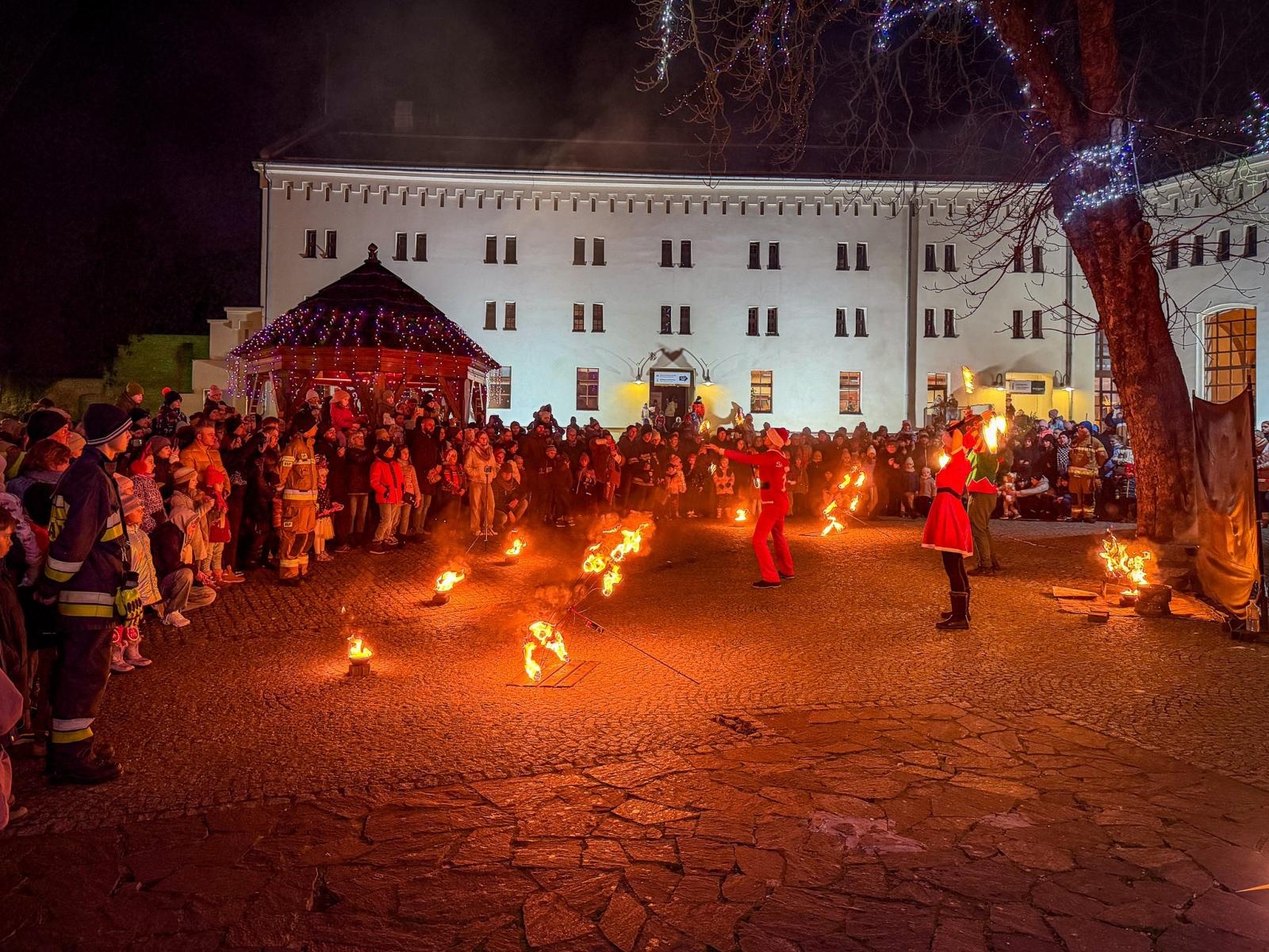 Zdjęcie w galerii na portalu naszraciborz.pl: Prawdziwe oblężenie Zamku Piastowskiego. Bajkowy Zamek 2025 zakończony z rozmachem [FOTO i WIDEO] wiadomości z regionu