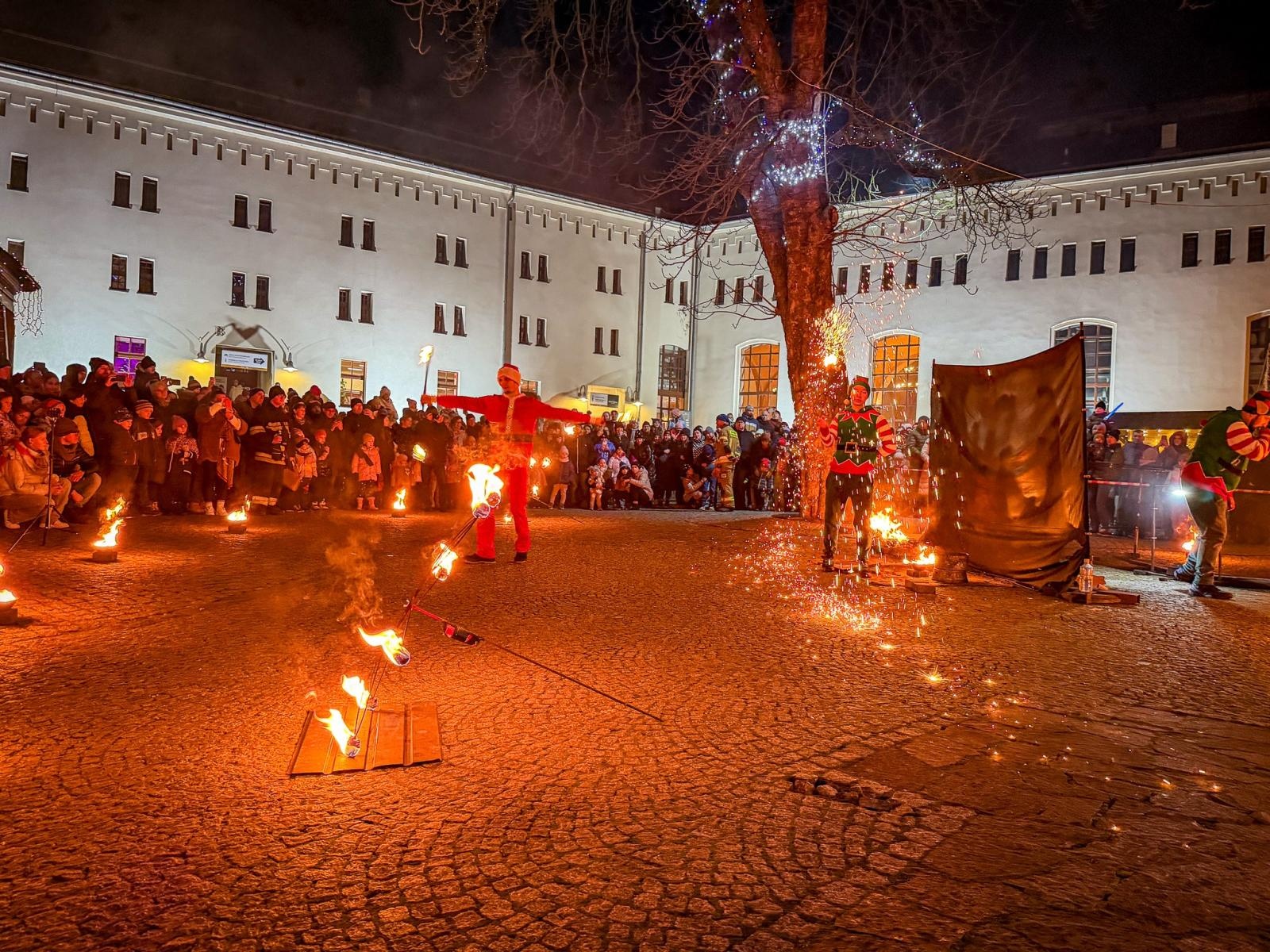 Zdjęcie w galerii na portalu naszraciborz.pl: Prawdziwe oblężenie Zamku Piastowskiego. Bajkowy Zamek 2025 zakończony z rozmachem [FOTO i WIDEO] wiadomości z regionu