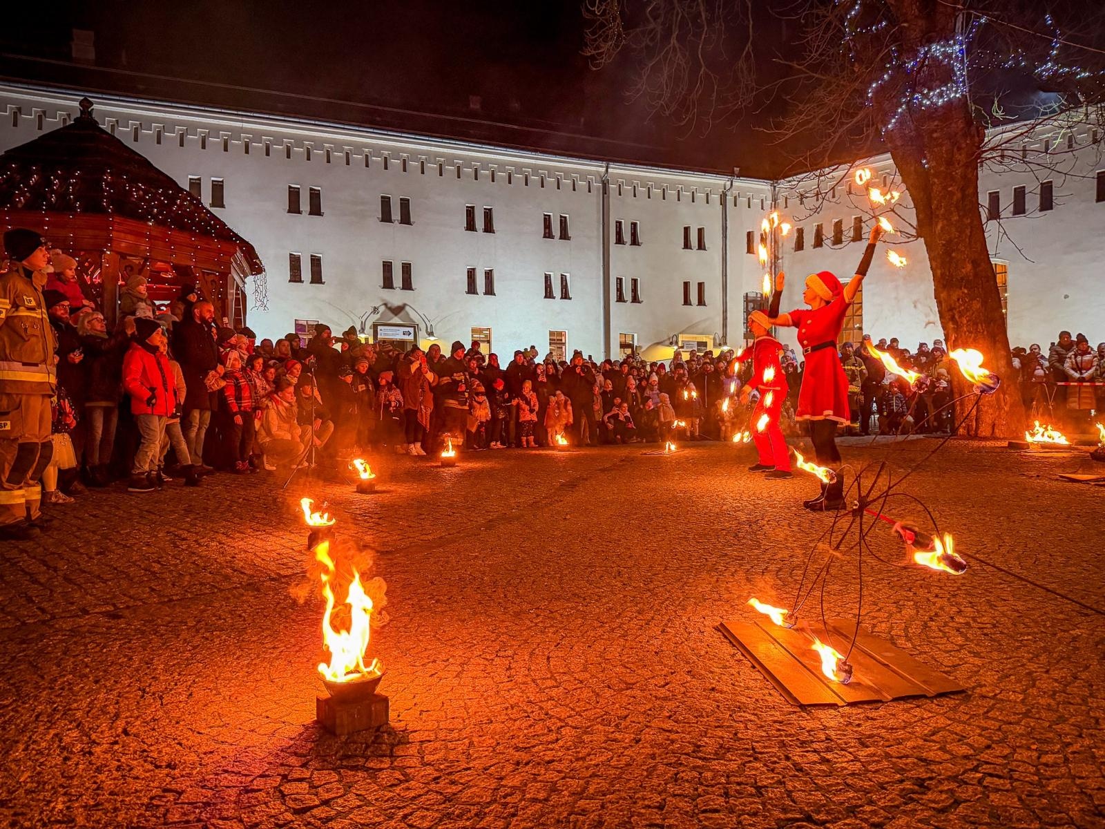 Zdjęcie w galerii na portalu naszraciborz.pl: Prawdziwe oblężenie Zamku Piastowskiego. Bajkowy Zamek 2025 zakończony z rozmachem [FOTO i WIDEO] wiadomości z regionu