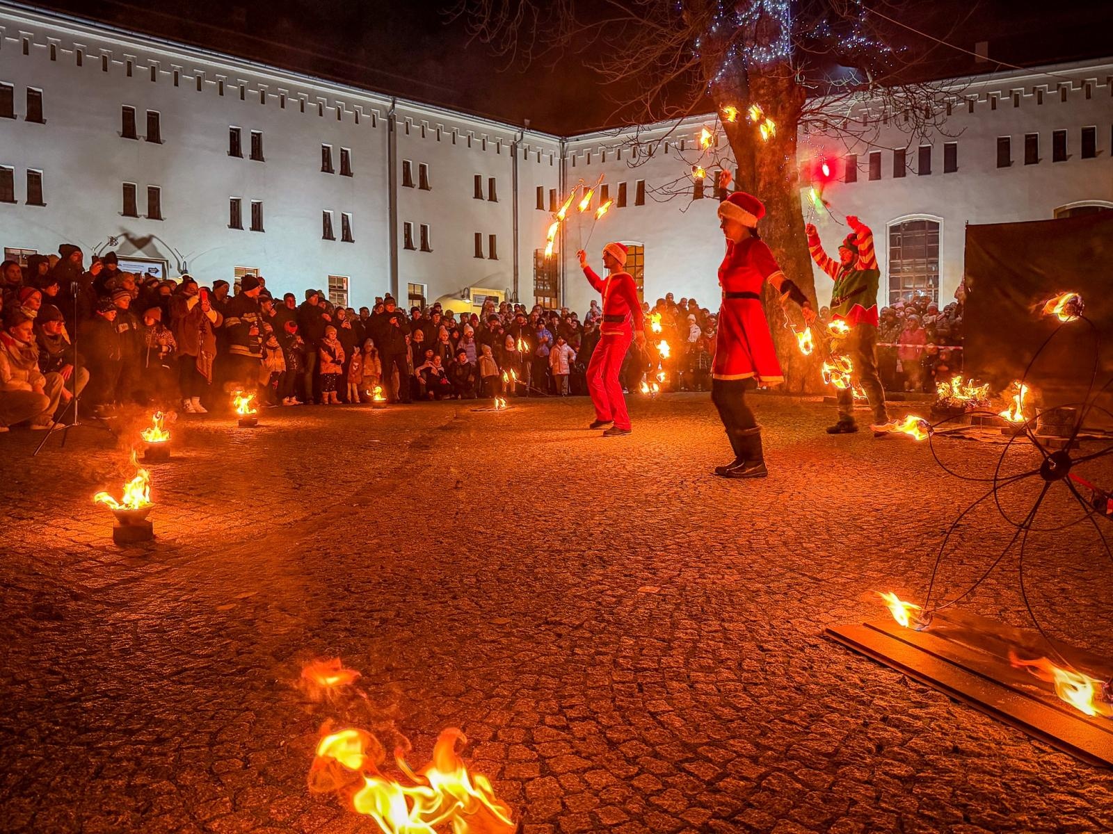 Zdjęcie w galerii na portalu naszraciborz.pl: Prawdziwe oblężenie Zamku Piastowskiego. Bajkowy Zamek 2025 zakończony z rozmachem [FOTO i WIDEO] wiadomości z regionu