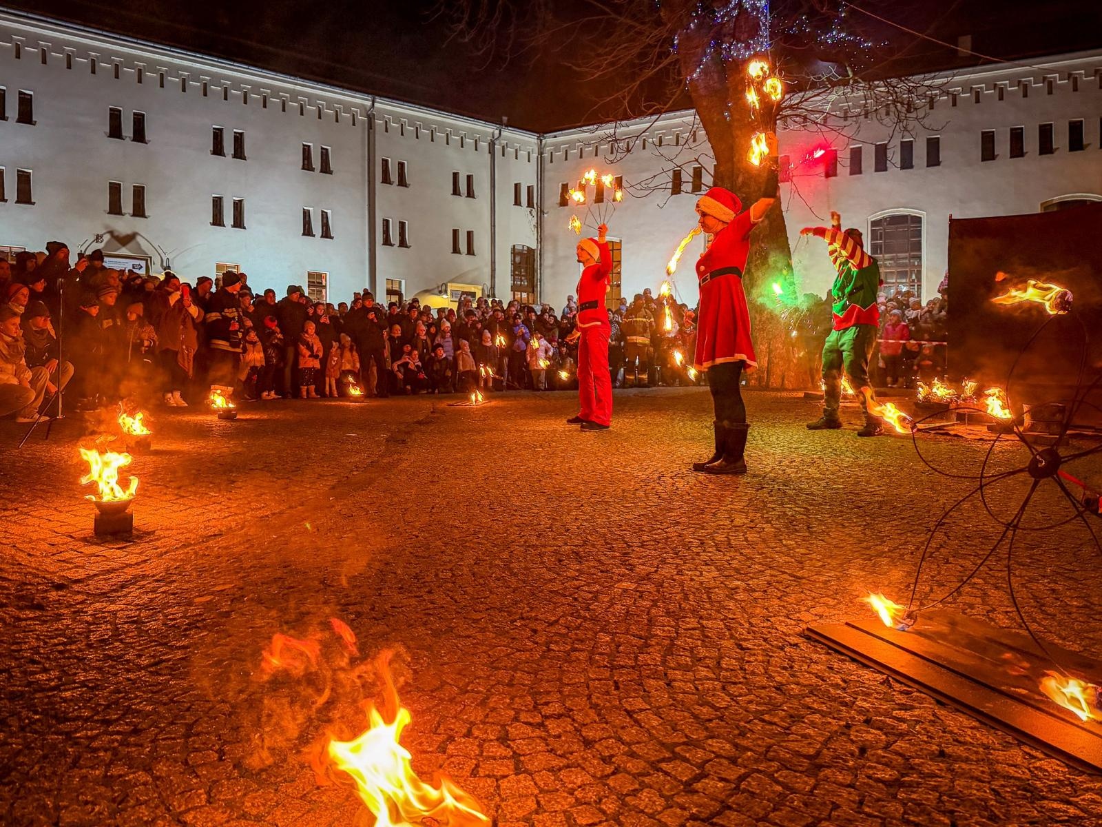 Zdjęcie w galerii na portalu naszraciborz.pl: Prawdziwe oblężenie Zamku Piastowskiego. Bajkowy Zamek 2025 zakończony z rozmachem [FOTO i WIDEO] wiadomości z regionu