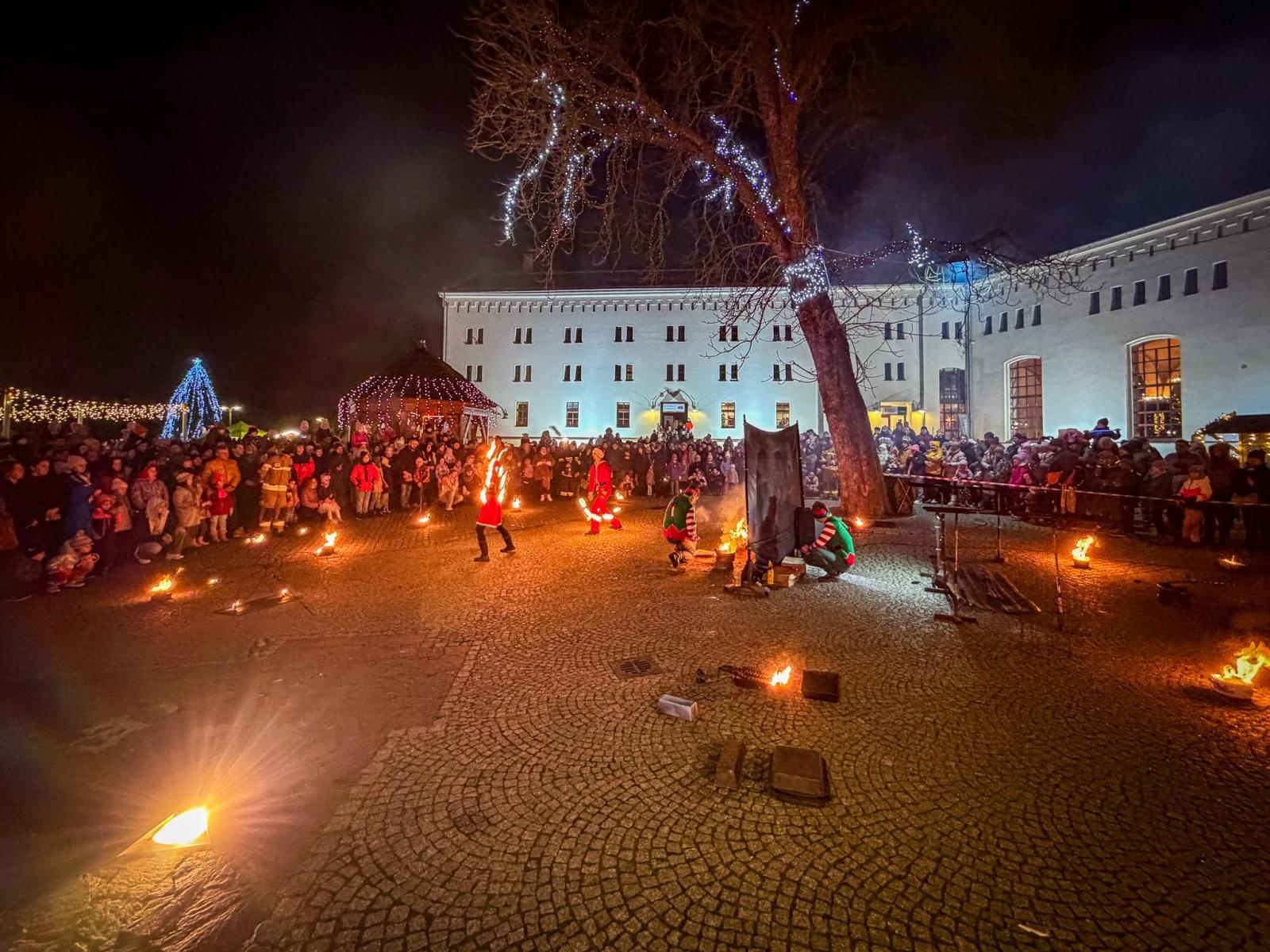 Zdjęcie w galerii na portalu naszraciborz.pl: Prawdziwe oblężenie Zamku Piastowskiego. Bajkowy Zamek 2025 zakończony z rozmachem [FOTO i WIDEO] wiadomości z regionu