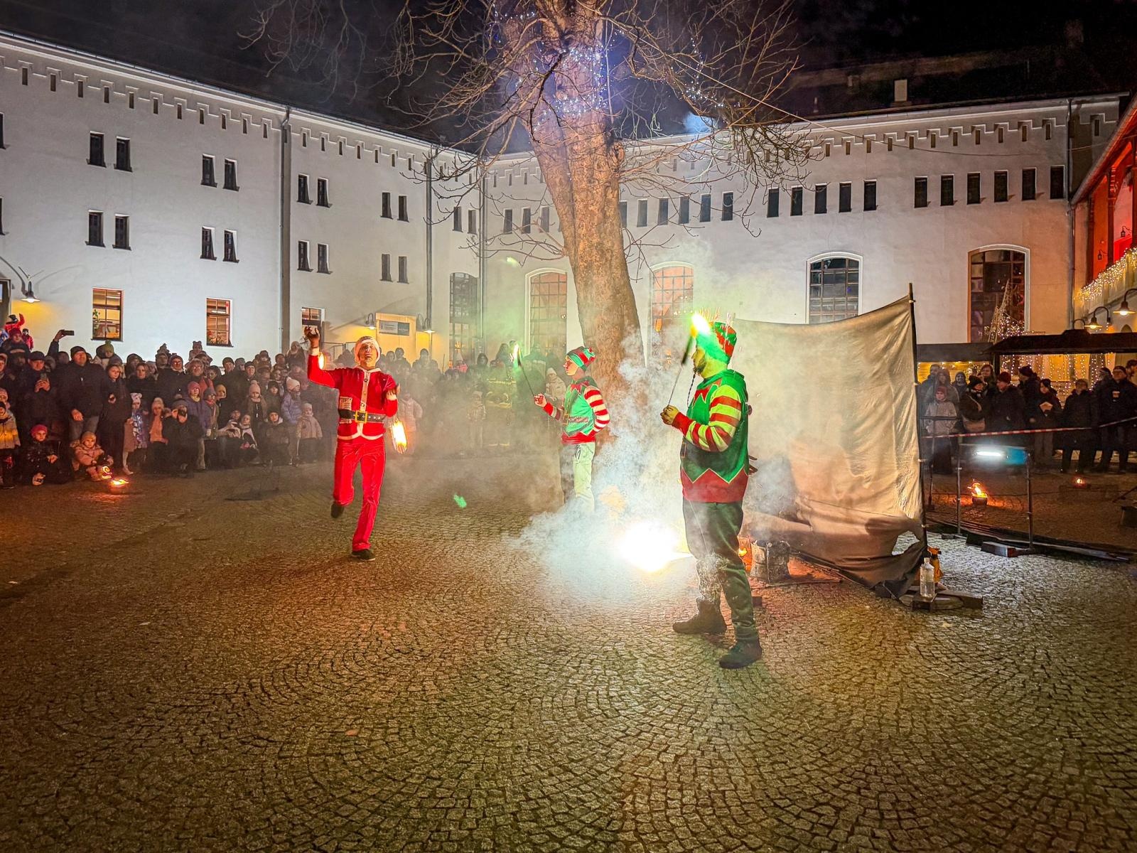 Zdjęcie w galerii na portalu naszraciborz.pl: Prawdziwe oblężenie Zamku Piastowskiego. Bajkowy Zamek 2025 zakończony z rozmachem [FOTO i WIDEO] wiadomości z regionu