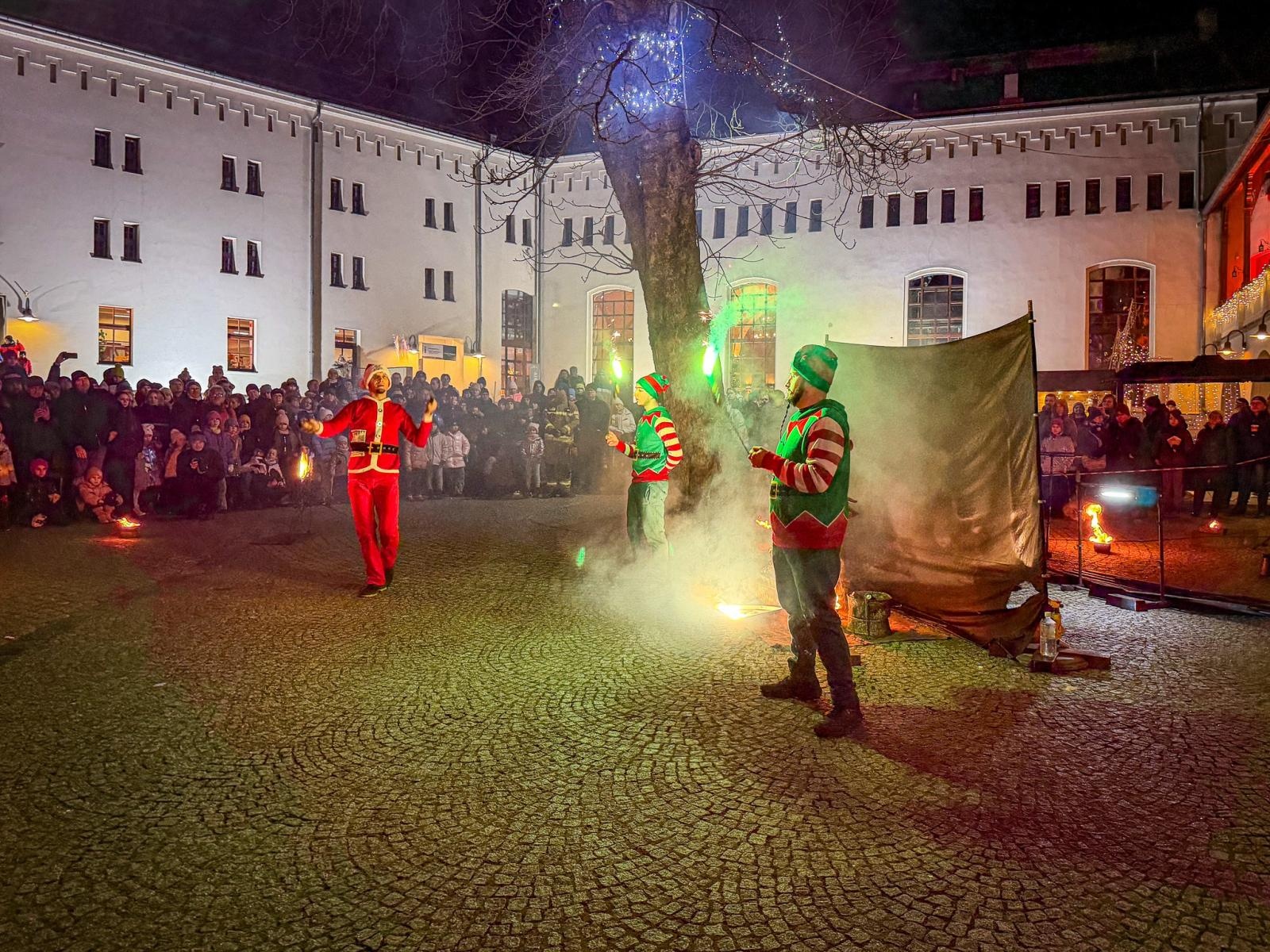 Zdjęcie w galerii na portalu naszraciborz.pl: Prawdziwe oblężenie Zamku Piastowskiego. Bajkowy Zamek 2025 zakończony z rozmachem [FOTO i WIDEO] wiadomości z regionu