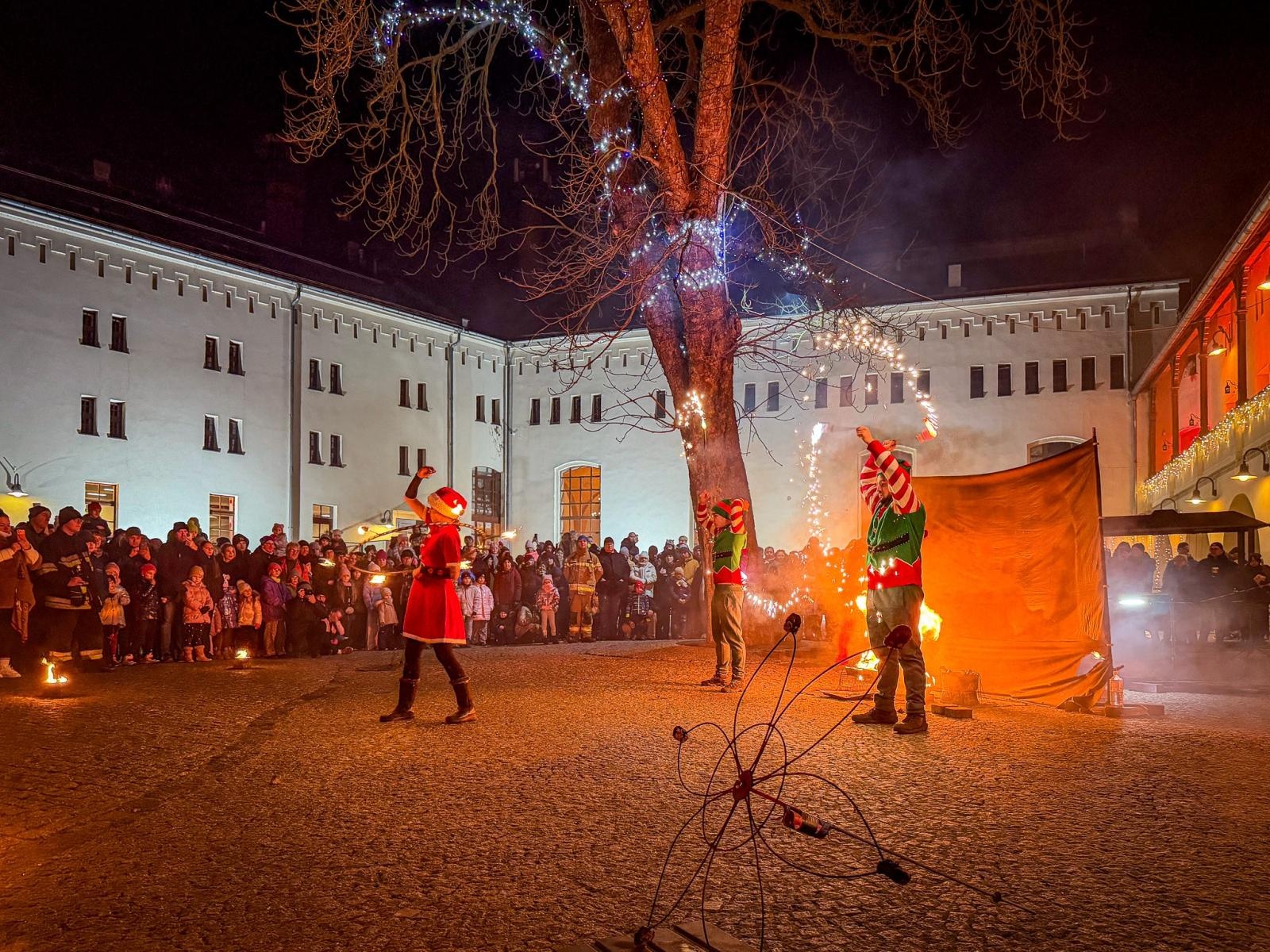 Zdjęcie w galerii na portalu naszraciborz.pl: Prawdziwe oblężenie Zamku Piastowskiego. Bajkowy Zamek 2025 zakończony z rozmachem [FOTO i WIDEO] wiadomości z regionu
