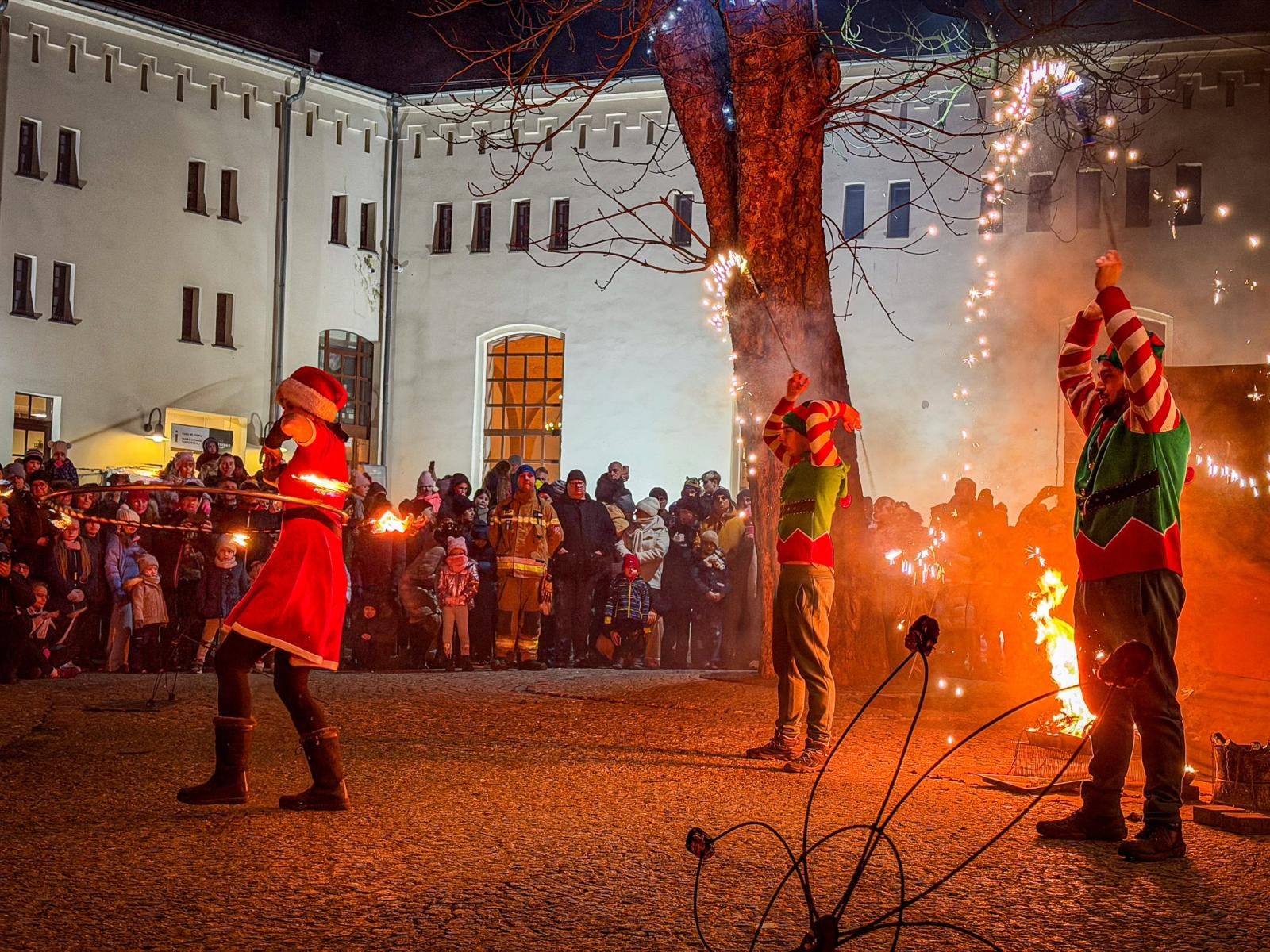 Zdjęcie w galerii na portalu naszraciborz.pl: Prawdziwe oblężenie Zamku Piastowskiego. Bajkowy Zamek 2025 zakończony z rozmachem [FOTO i WIDEO] wiadomości z regionu