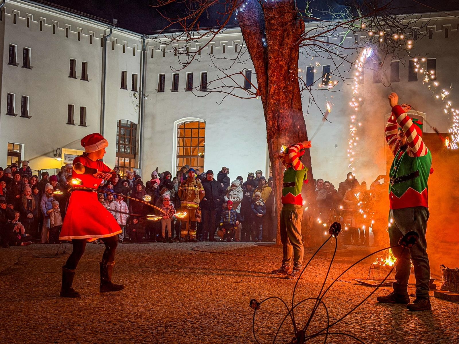 Zdjęcie w galerii na portalu naszraciborz.pl: Prawdziwe oblężenie Zamku Piastowskiego. Bajkowy Zamek 2025 zakończony z rozmachem [FOTO i WIDEO] wiadomości z regionu