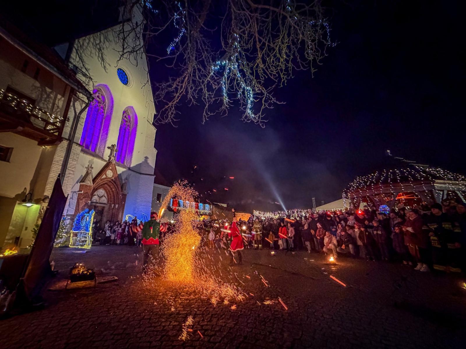 Zdjęcie w galerii na portalu naszraciborz.pl: Prawdziwe oblężenie Zamku Piastowskiego. Bajkowy Zamek 2025 zakończony z rozmachem [FOTO i WIDEO] wiadomości z regionu