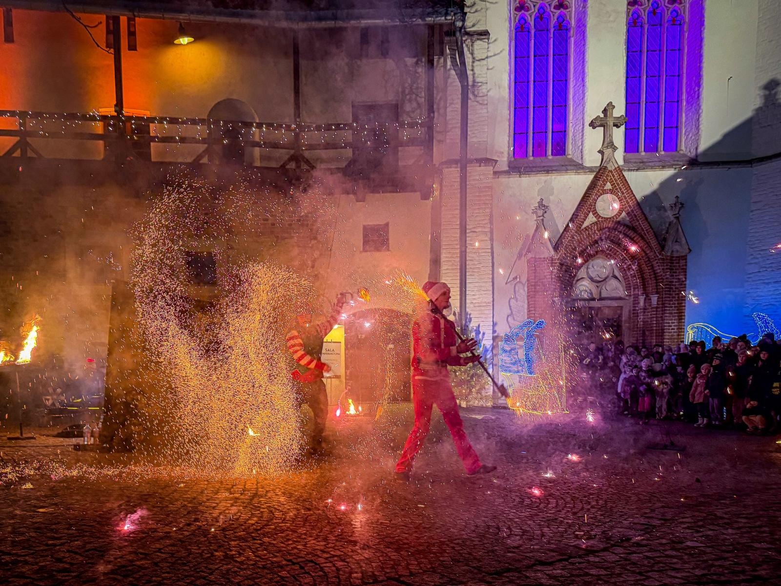 Zdjęcie w galerii na portalu naszraciborz.pl: Prawdziwe oblężenie Zamku Piastowskiego. Bajkowy Zamek 2025 zakończony z rozmachem [FOTO i WIDEO] wiadomości z regionu