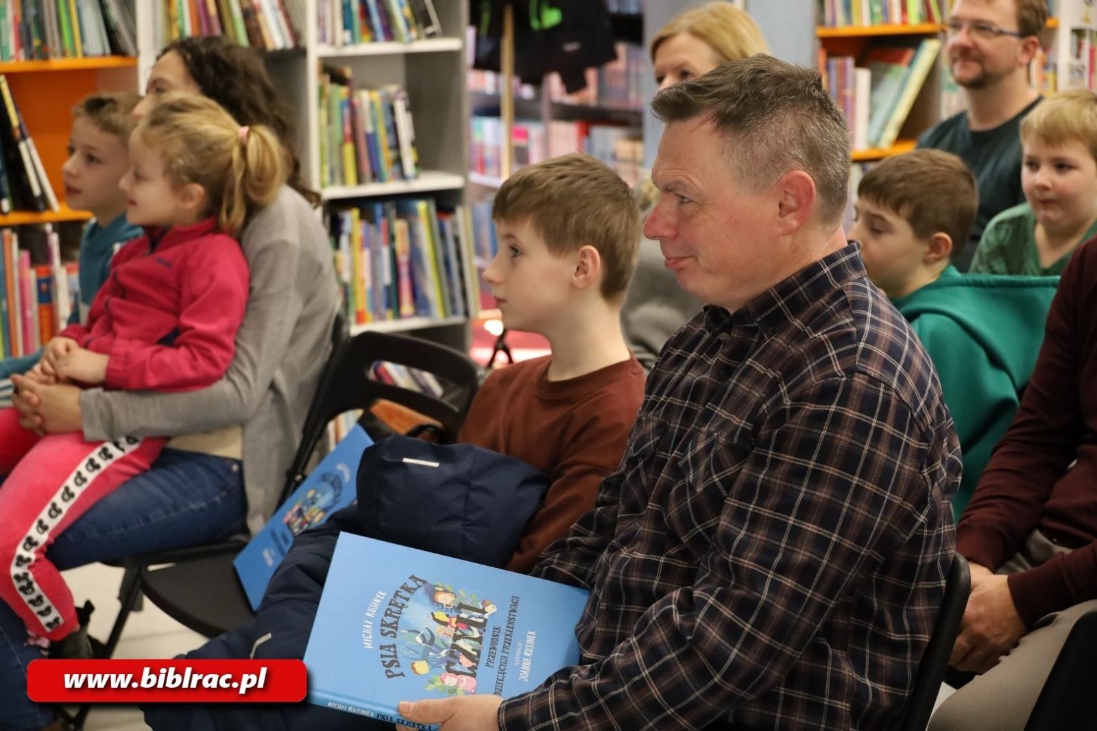 Zdjęcie w galerii na portalu naszraciborz.pl: Kefir w Kairze, czyli Michał Rusinek w Klubie Ojca w bibliotece wiadomości z regionu