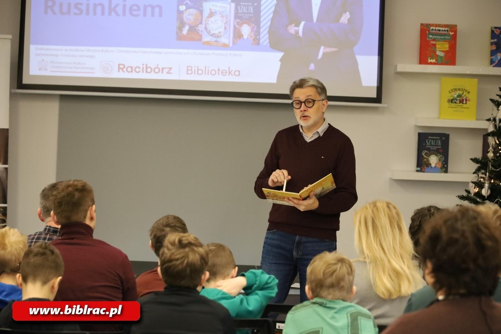 Zdjęcie w galerii na portalu naszraciborz.pl: Kefir w Kairze, czyli Michał Rusinek w Klubie Ojca w bibliotece wiadomości z regionu