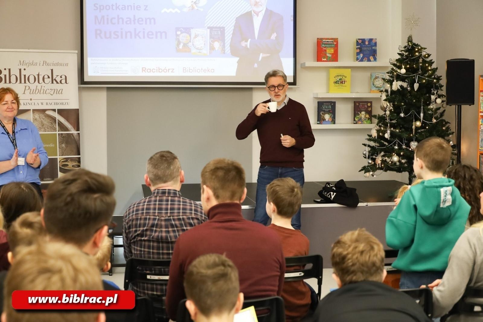 Zdjęcie w galerii na portalu naszraciborz.pl: Kefir w Kairze, czyli Michał Rusinek w Klubie Ojca w bibliotece wiadomości z regionu