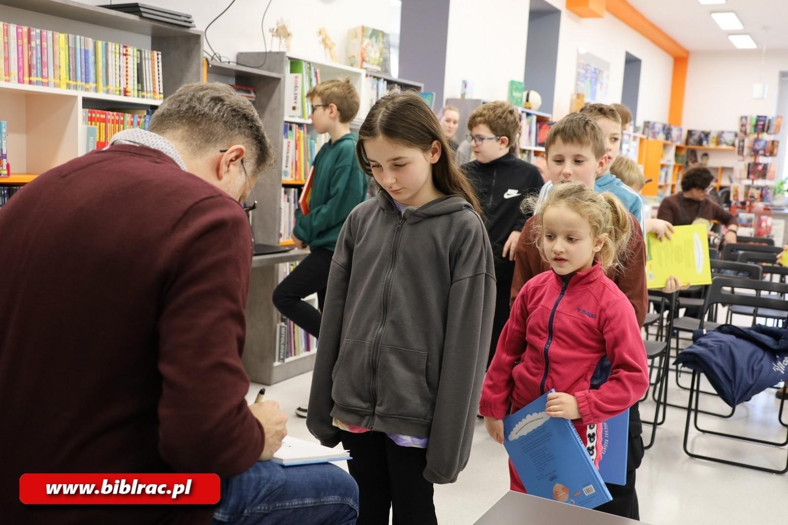 Zdjęcie w galerii na portalu naszraciborz.pl: Kefir w Kairze, czyli Michał Rusinek w Klubie Ojca w bibliotece wiadomości z regionu