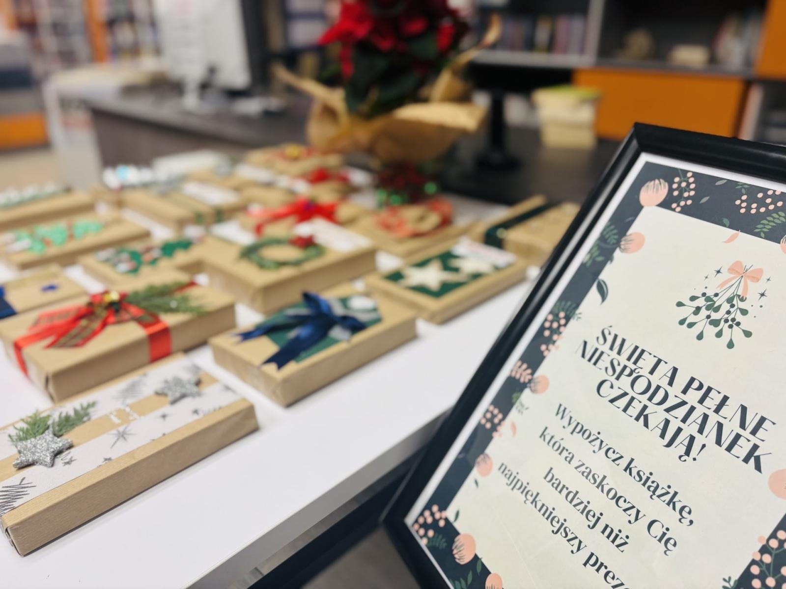 Zdjęcie w galerii na portalu naszraciborz.pl: Książka-niespodzianka. Świąteczna akcja raciborskiej biblioteki wiadomości z regionu