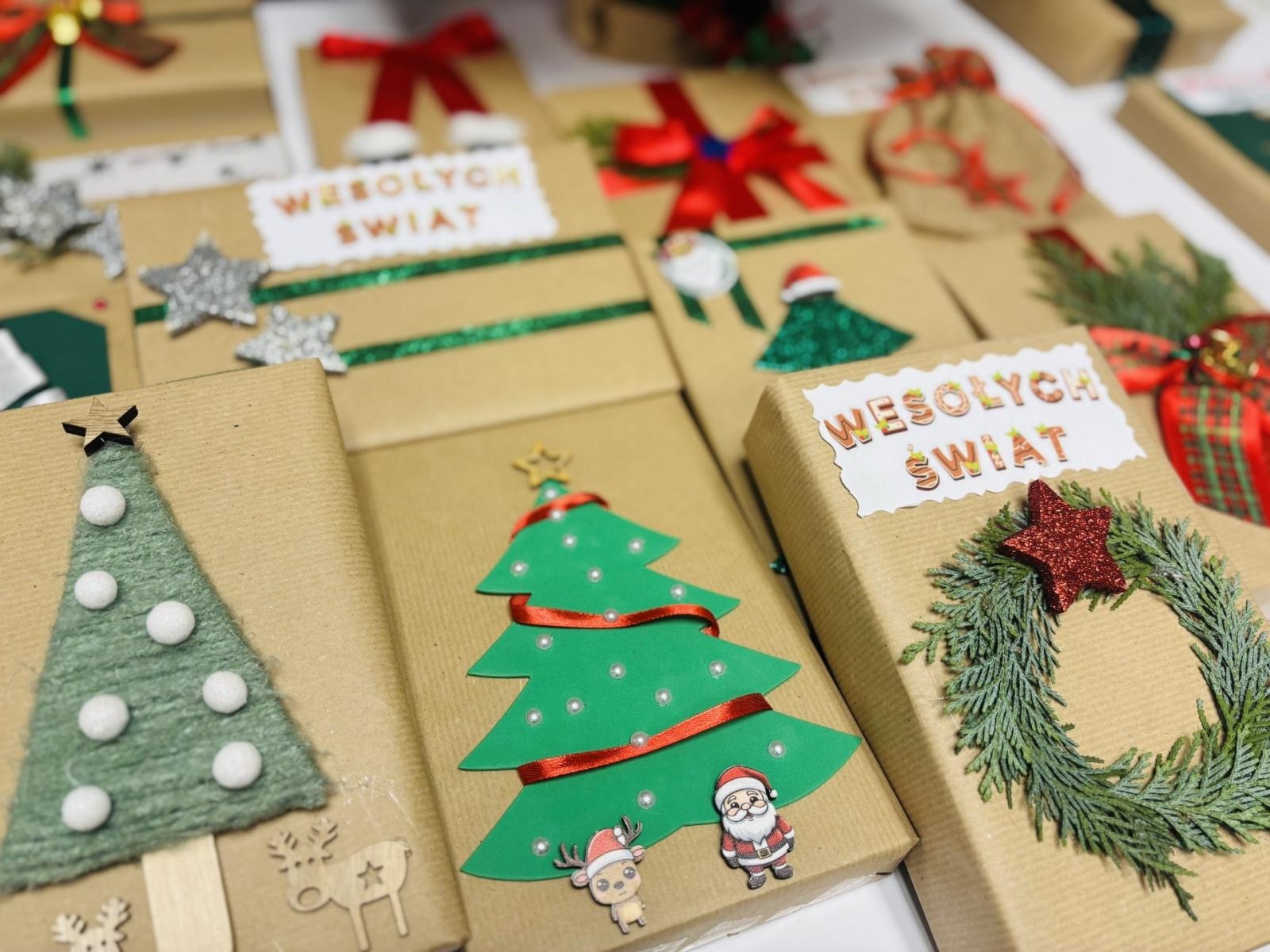 Zdjęcie w galerii na portalu naszraciborz.pl: Książka-niespodzianka. Świąteczna akcja raciborskiej biblioteki wiadomości z regionu