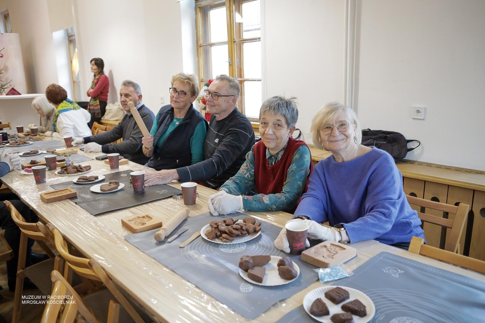 Zdjęcie w galerii na portalu naszraciborz.pl: Warsztaty pieczenia pierników w Raciborzu i Hulczynie zakończyły projekt polsko-czeski wiadomości z regionu